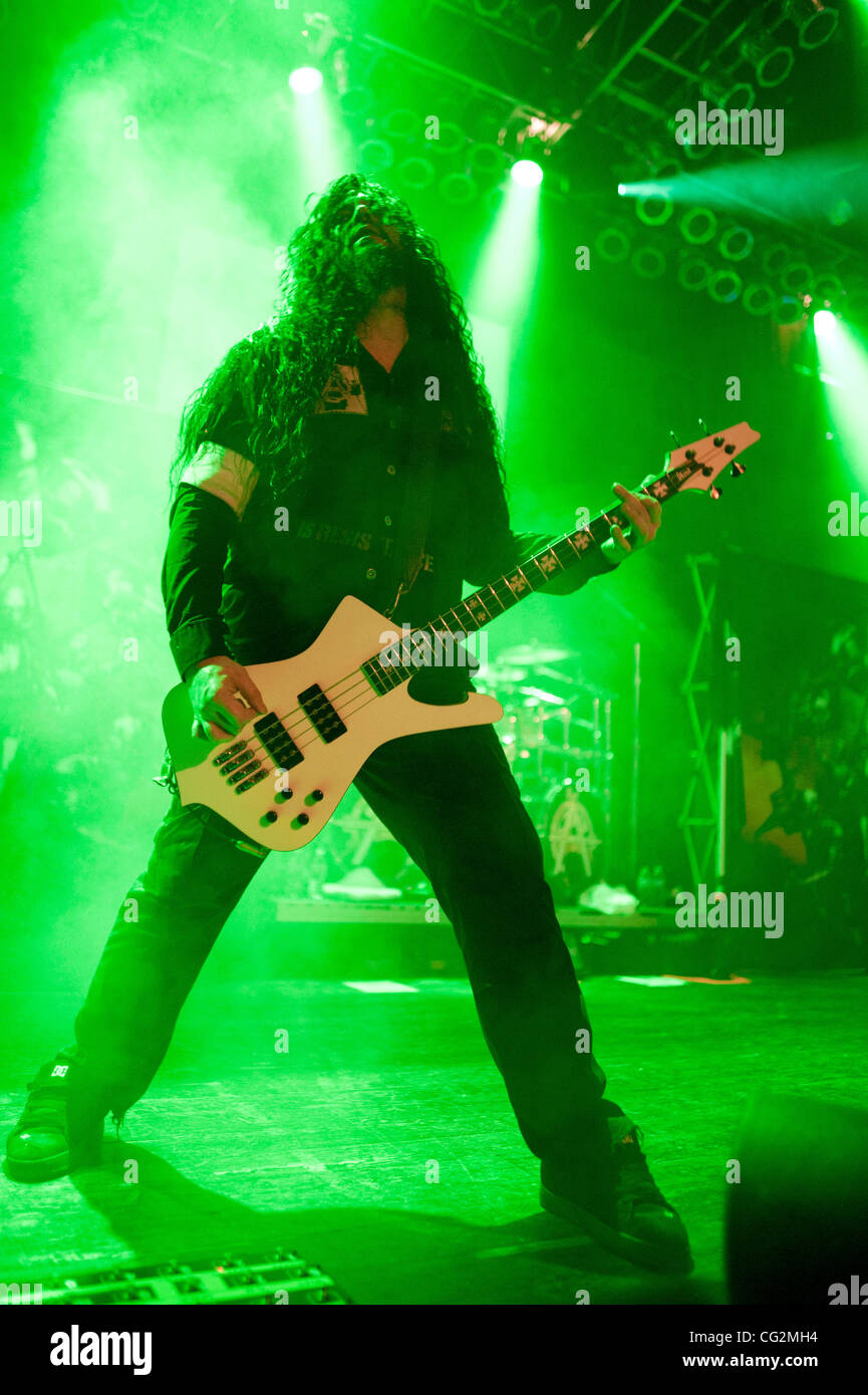 4. Oktober 2011 führt in das House of Blues in Chicago unterstützt die Version 2011 Khaos Legions - Chicago, IL, USA - Sharlee D'Angelo, Bassist der schwedischen Death Metal Gruppe Arch Enemy. Stockfoto