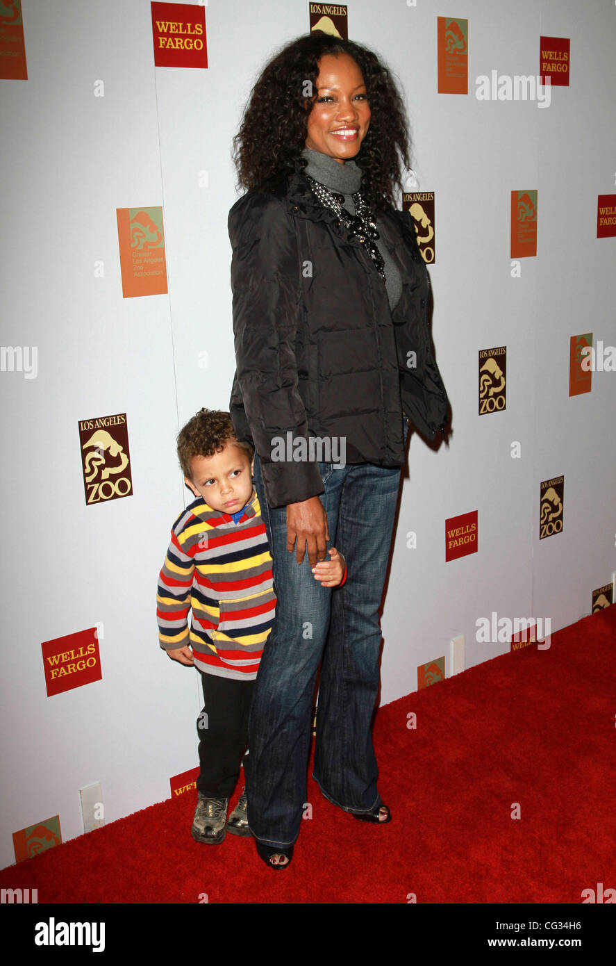 Garcelle Beauvais und Sohn Jaid(L) Nilon neuen Lebensraum "Elefanten Asiens" Enthüllung auf der Los Angeles Zoo Los Angeles, Kalifornien - 15.12.10 Stockfoto