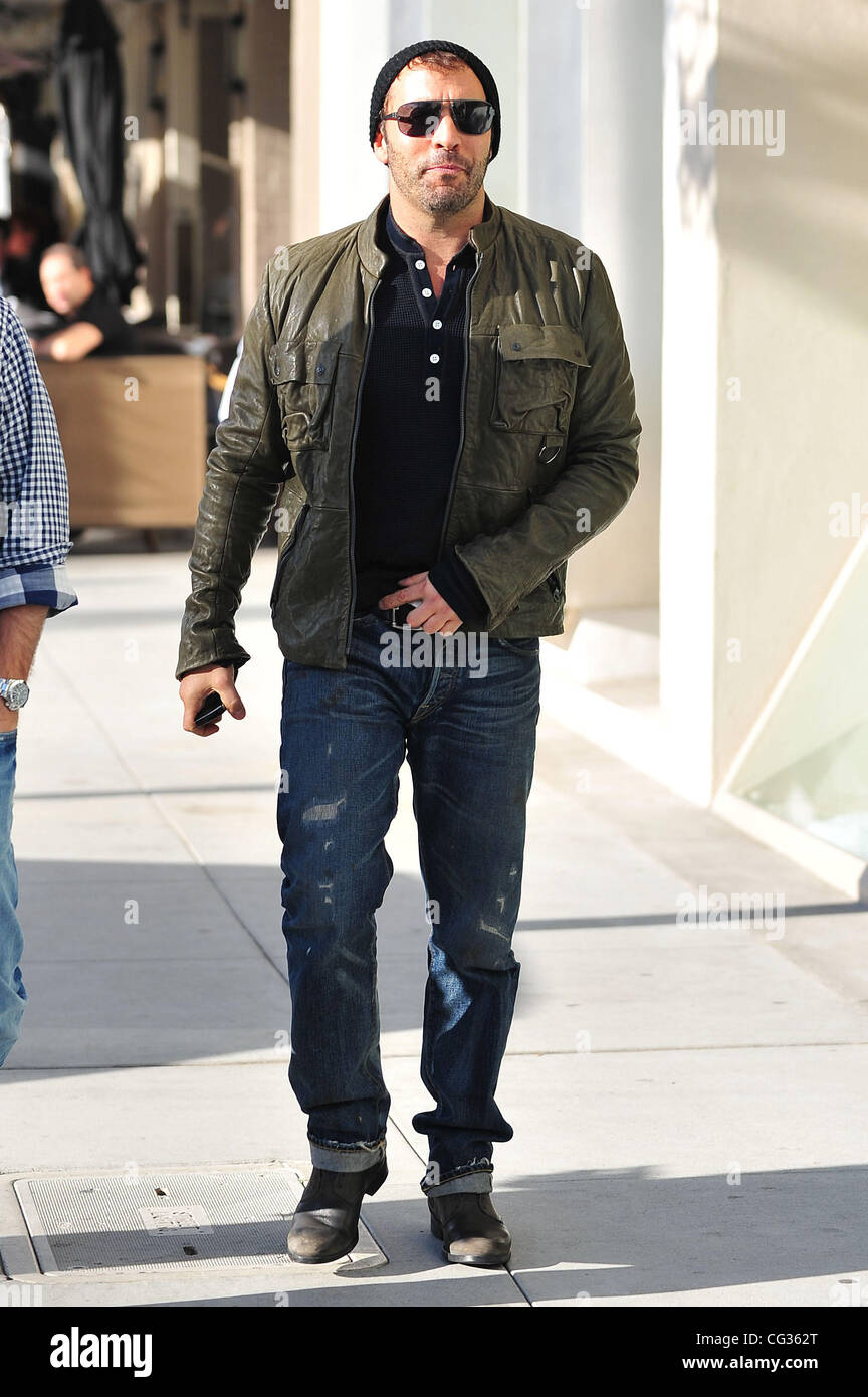 Jeremy Piven, unrasiert und trägt eine braune Lederjacke zu geht zum Mittagessen in Beverly Hills. Los Angeles, Kalifornien - 16.12.10 Stockfoto