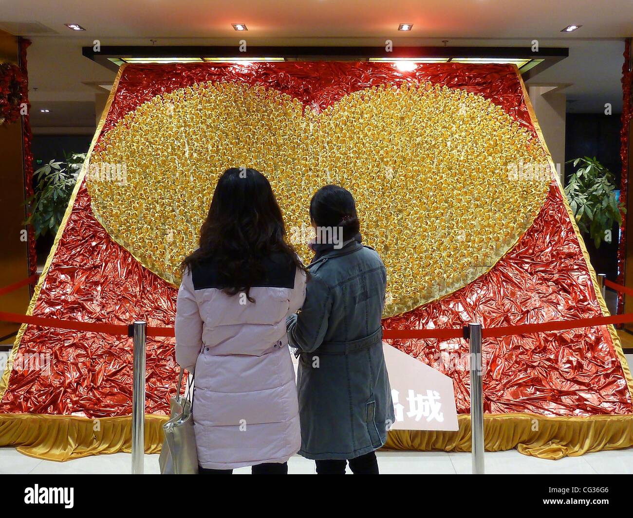 Goldene Rosen die größte Sammlung von gold Rosen erscheinen im Baoqing Gebäude von Nanjing, Provinz Jiangsu.  Alle 1999 Rosen sind aus 24 Karat Gold gefertigt und sind es Wert, Appx £24. Die gesamte Kollektion lohnt sich mehr als 50.000 £.  China - 20 Dezember Stockfoto