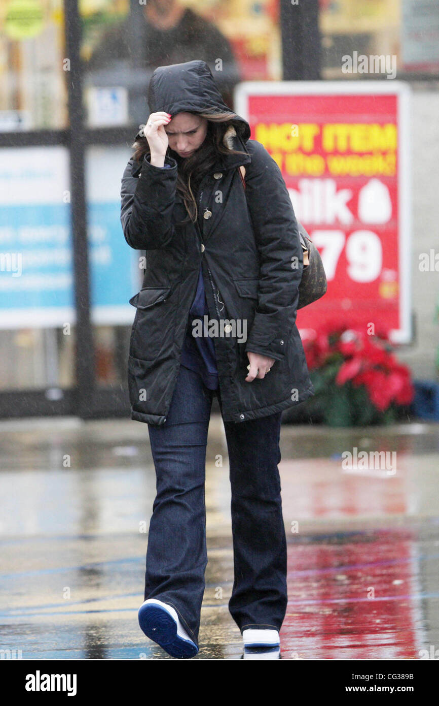Jennifer Love-Hewitt wird in einem Regenschauer erwischt, als sie CVS in Burbank nach Burbank, Kalifornien - 20.12.10 shoppen geht Stockfoto
