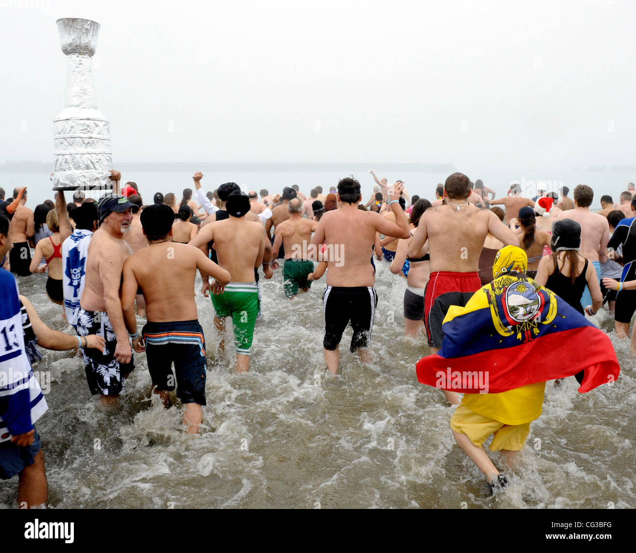 Atmosphäre der 6. jährlichen Toronto Polar Bear Dip 2011 - Teilnehmer trotzten das kalten Wasser des Lake Ontario und angehobene Geld unterstützen den Lebensraum für Menschlichkeit Toronto, Kanada - 01.01.11 Stockfoto