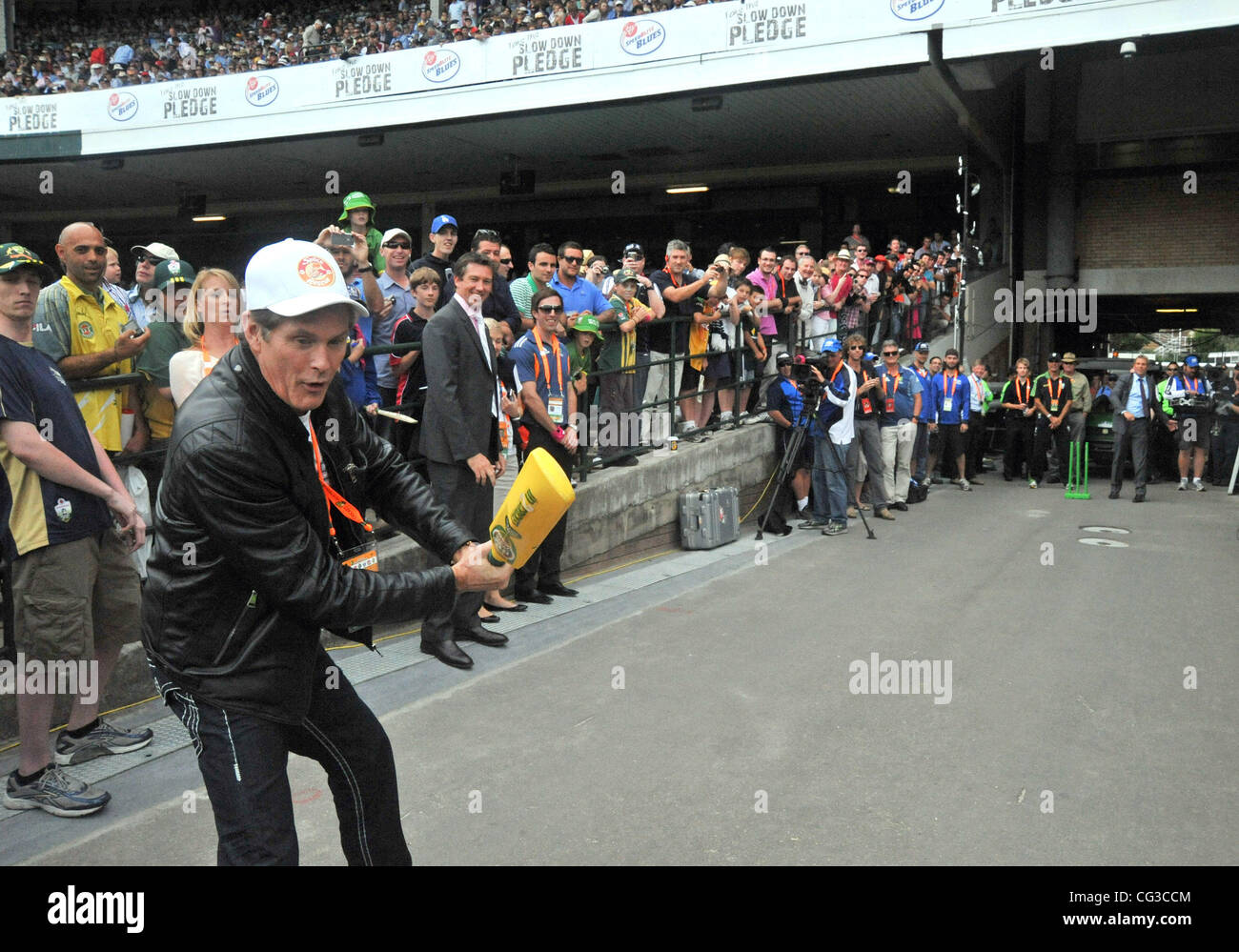 David Hasselhoff zeigt seine Wimper Fähigkeiten gegen schnelle Bowler Shane Warne im SCG, Australien V England, 5. Cricket Test, 2. Tag Sydney, Australien - 04.01.11 Stockfoto