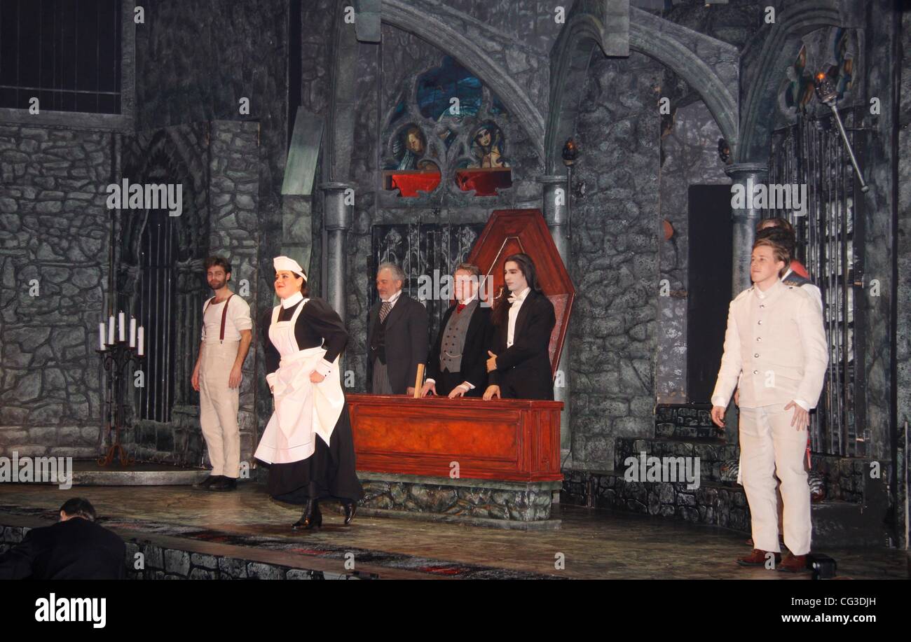 John Buffalo Mailer, Katharine Luckinbill, Timothy Jerome, George Hearn, Michel Altieri, Emily Bridges, Jake Silbermann und Rob O' Hare Öffnung Nacht der Off-Broadway-Produktion von "Dracula" Little Shubert Theatre, Vorhang. New York City Stockfoto