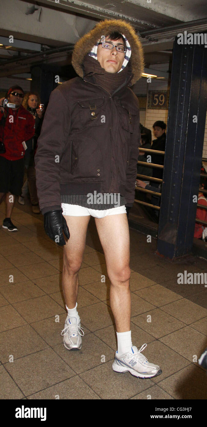 Der 10. jährlichen New York City "U-Bahn-Fahrt ohne Hosen" wo Hunderte von New York u-Bahn-Fahrer Oberbekleidung von der Taille abwärts New York City, USA - 09.01.11 vergossen Stockfoto