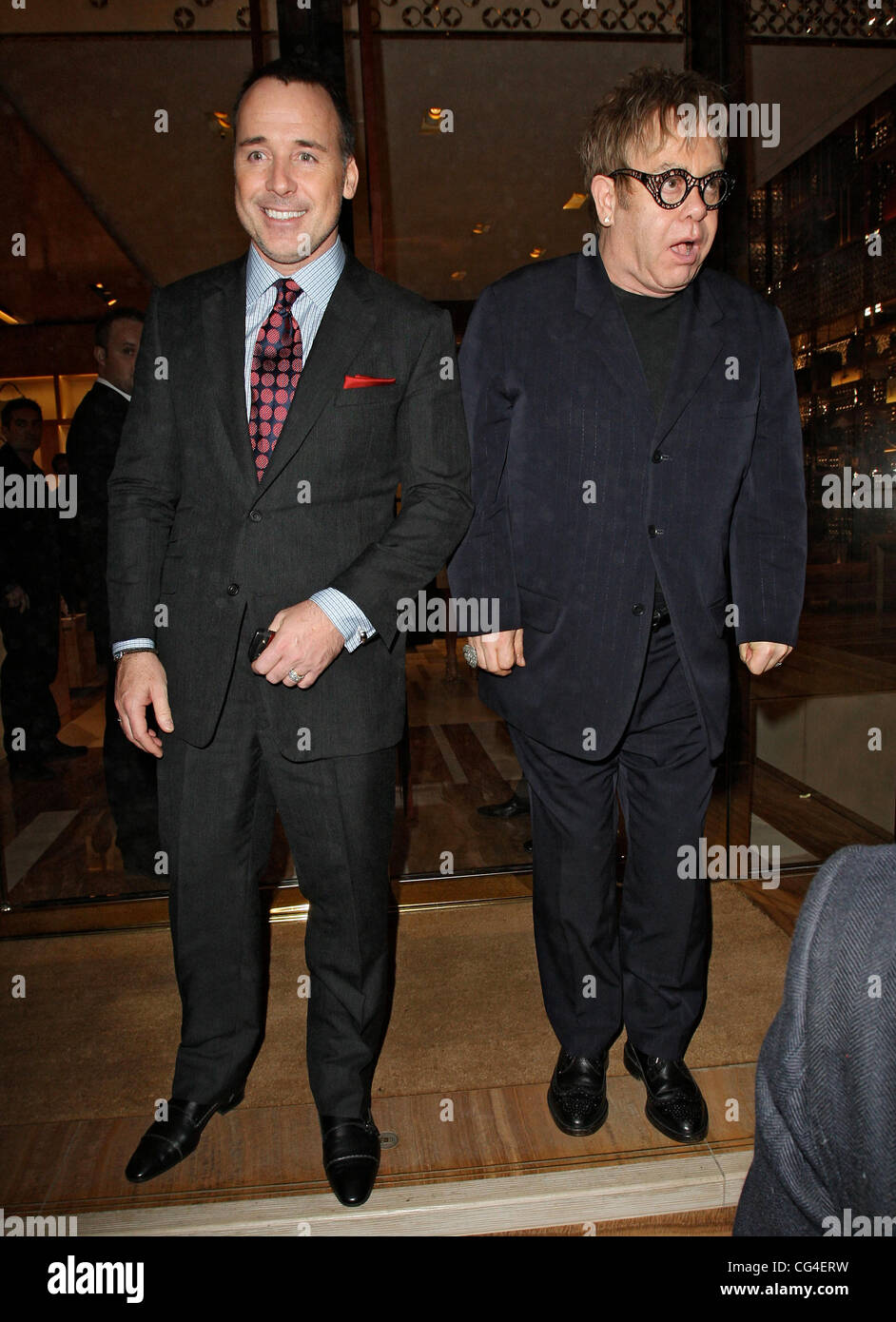 David Furnish und Elton John, bei einem privaten Abendessen für die Elton John Aids Foundation veranstaltet im Louis Vuitton Maison auf New Bond Street - Abflüge London, England - 02.02.11 Stockfoto