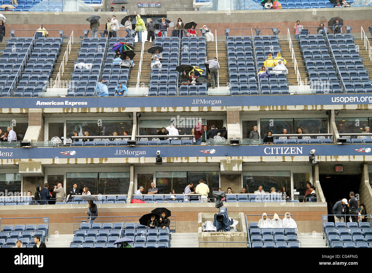 Fans trotzen den Regen im USTA Arthur Ashe Stadion in Flushing, Queens. US Open Herren Tennis letzte Meisterschaftsspiel zwischen dem topgesetzten Rafael Nadal und dritten ausgesät Novak Djokovic hat am 16:00 am Montag, 13. September, wegen r verschoben worden Stockfoto