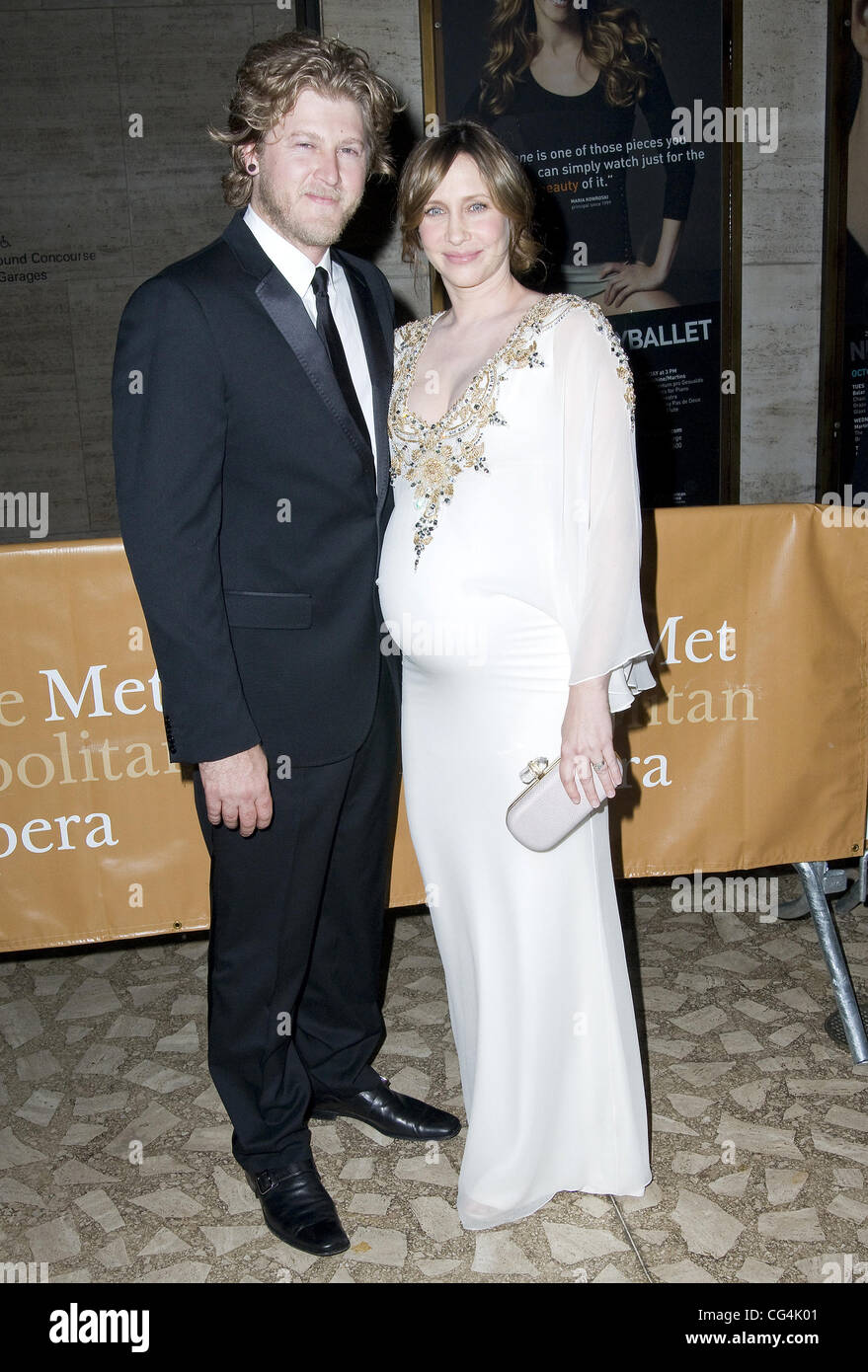 Vera Farmiga und Renn Hawkey besuchen die 2010 / 11 Saison Premiere