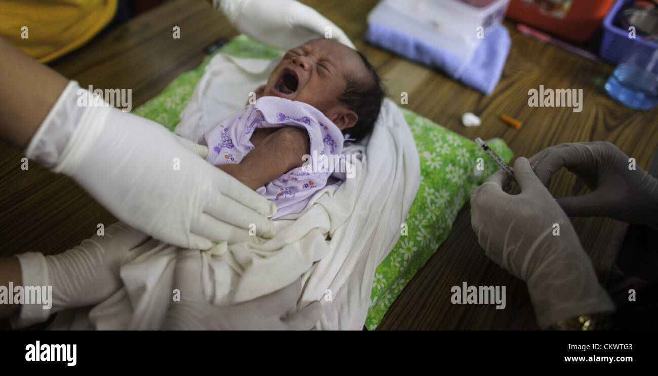 22. August 2012 - Mae Sot, Thailand - ist ein burmesischen Migranten Baby in Mae Tao Klinik in der Nähe von Mae Sot, Thailand, Mittwoch, 22. August 2012 geimpft.  Wegen der jüngsten Schritte von International Non-Governmental Organizations-Bewegungen in Burma ist die Mae Tao Klinik, die medizinische Versorgung rund 500 burmesischen Migranten pro Tag zur Verfügung stellt, mit Finanzierungsproblemen konfrontiert. 1989 war von ethnischen Karen Arzt Dr. Cynthia Maung die Klinik als direkte Antwort auf die Bedürfnisse von Tausenden von Flüchtlingen gegründet, die nach Thailand geflohen waren nach einem gewaltsamen Vorgehens gegen prodemokratischen Demonstrationen in Rangun im Jahr zuvor Stockfoto