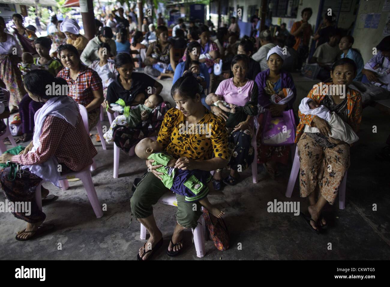 22. August 2012 - Mae Sot, Thailand - burmesischen Migranten suchen Immunisierung für ihre Kinder in Mae Tao Klinik in der Nähe von Mae Sot, Thailand, Mittwoch, 22. August 2012.  Wegen der jüngsten Schritte von internationalen nicht-Regierungs-Organisationen aus der thailändischen Grenze, in Burma, die Mae Tao Klinik, die medizinische Versorgung rund 500 burmesischen Migranten pro Tag zur Verfügung stellt, ist Finanzierungsproblemen konfrontiert. 1989 war von ethnischen Karen Arzt Dr. Cynthia Maung die Klinik als direkte Antwort auf die Bedürfnisse von Tausenden von Flüchtlingen gegründet, die nach Thailand geflohen waren nach einem gewaltsamen Vorgehens auf Pro-Demokratie-Dämonen Stockfoto