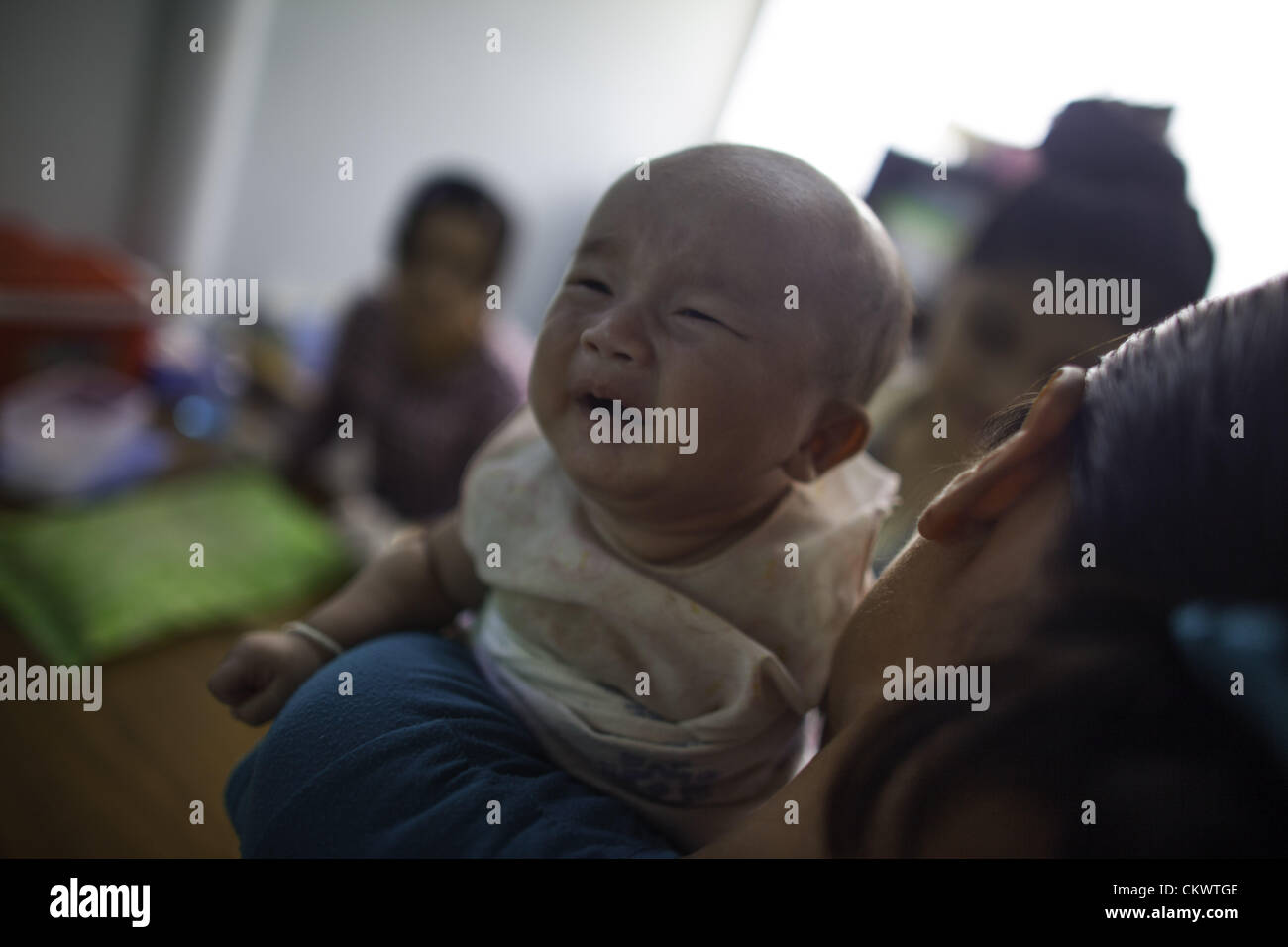 22. August 2012 - Mae Sot, Thailand - ist ein burmesischen Migranten Baby in Mae Tao Klinik in der Nähe von Mae Sot, Thailand, Mittwoch, 22. August 2012 geimpft.  Wegen der jüngsten Schritte von International Non-Governmental Organizations-Bewegungen in Burma ist die Mae Tao Klinik, die medizinische Versorgung rund 500 burmesischen Migranten pro Tag zur Verfügung stellt, mit Finanzierungsproblemen konfrontiert. 1989 war von ethnischen Karen Arzt Dr. Cynthia Maung die Klinik als direkte Antwort auf die Bedürfnisse von Tausenden von Flüchtlingen gegründet, die nach Thailand geflohen waren nach einem gewaltsamen Vorgehens gegen prodemokratischen Demonstrationen in Rangun im Jahr zuvor Stockfoto