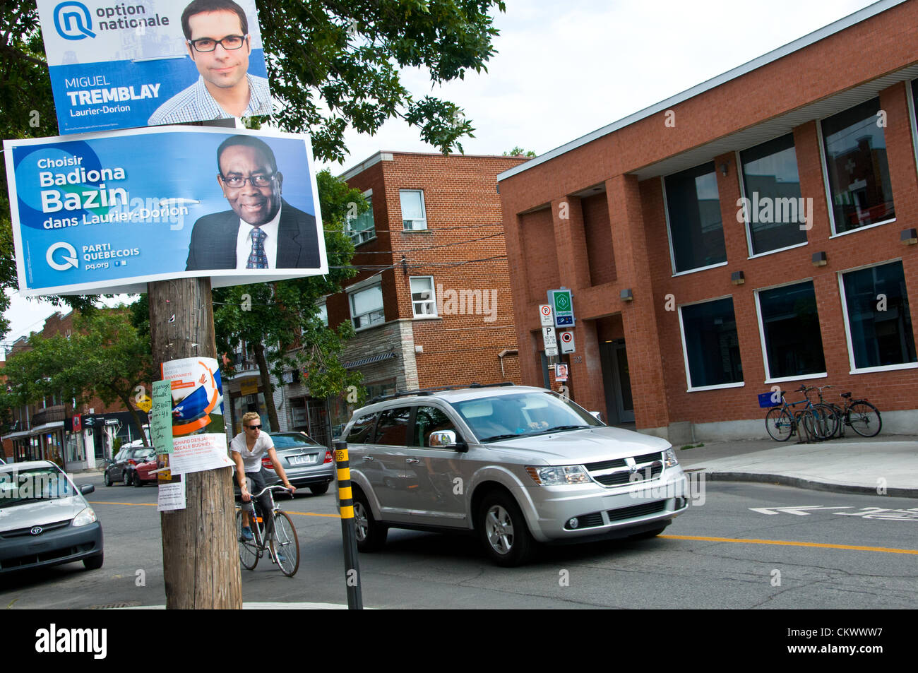 23. August 2012. Plakate aus der Liberalen Partei von Quebec und die Option Nationale Parteien, die an einer Straße nebeneinander hängen. Bildnachweis: Megapress / Alamy Live News Stockfoto