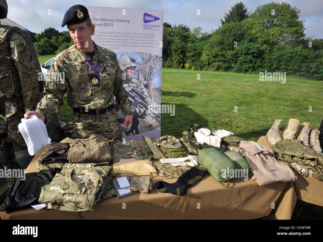 23. August 2012. Mechanisierte Brigade, die nach Afghanistan im Herbst dieses Jahres am Betrieb HERRICK 17 bereitstellen. Task Force Helmand, werden wie sie für die Dauer ihrer Tour bekannt sein werden eine gemeinsame Arbeitsgruppe unter der Leitung von 4. mechanisierte Brigade.  Minister für Rüstungsgüter, Support und Technik, Peter Vorliek und Kommandeur, Brigadegeneral Bob Bruce, sofern vorhanden. Das neueste Kit war zu sehen. Regiments Vertreter aus ganz Großbritannien enthalten: Schottland – 1 Bataillon Scot wachen (mit Sitz in Catterick) schottische Tiefland – 1 Schotten (Sitz in Edinburgh) West Midlands und Nottingham – Queens Royal L Stockfoto