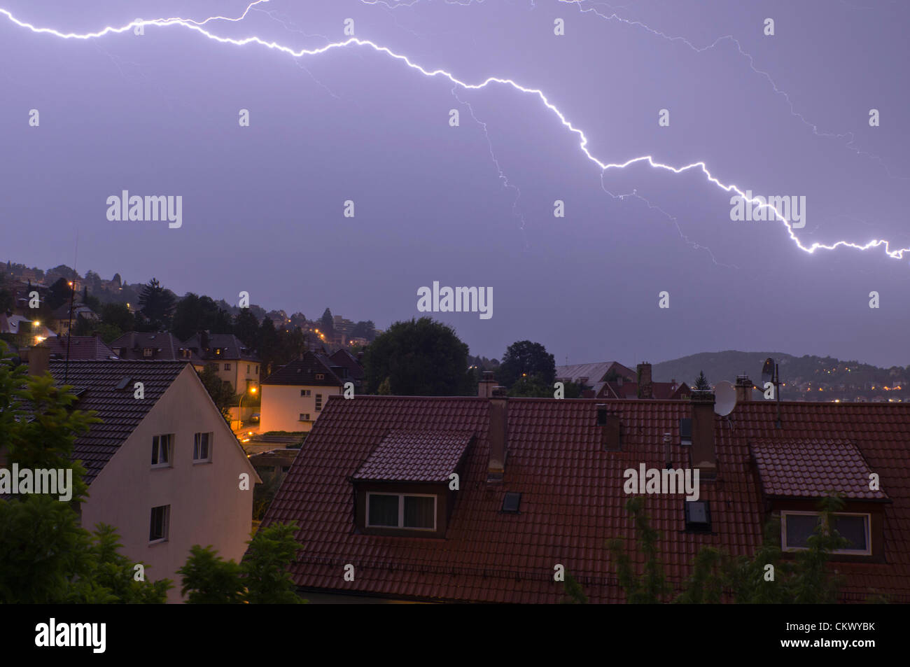 Während der Gewitterstürme entwickelten sich in der Stadt Stuttgart Nacht, da mehr hohe Temperaturen im Süden aufgezeichnet werden Teil von Baden Württemberg mitten im Sommer Stockfoto