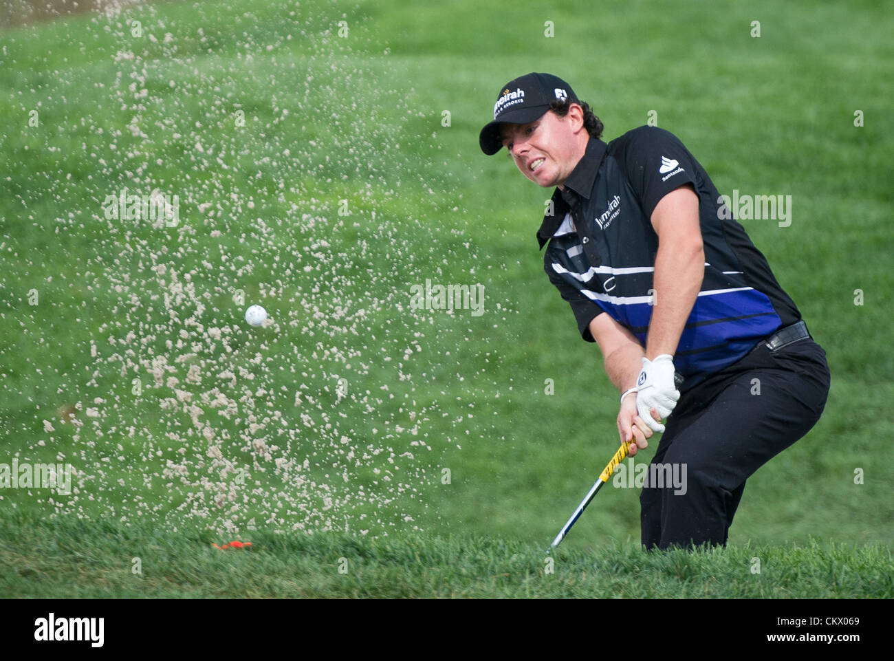 23. August 2012. Bethpage, Famingdale, New York.    Rory Mcilroy (NIR) Treffer aus dem 16. Bunker während The Barclays-Meisterschaft für den FedEx Cup spielte in Bethpage Black in Farmingdale, New York. Stockfoto