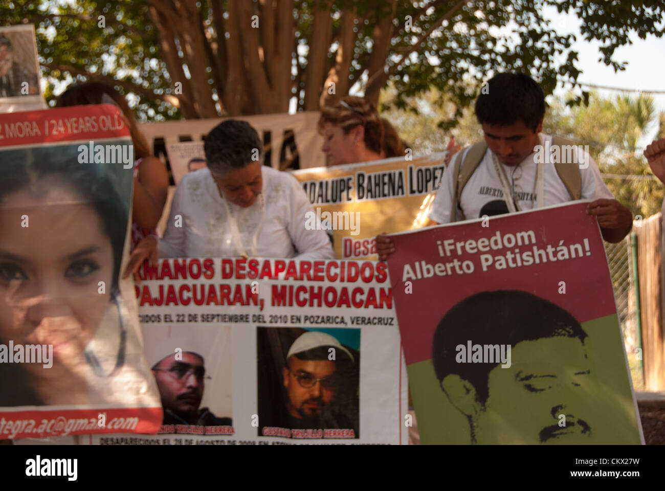 24. August 2012 San Antonio, Texas, USA - Mitglieder der Karawane für Frieden halten Plakate beschreiben ihre fehlenden lieben, die den Krieg gegen die Drogen Opfer haben. Stockfoto