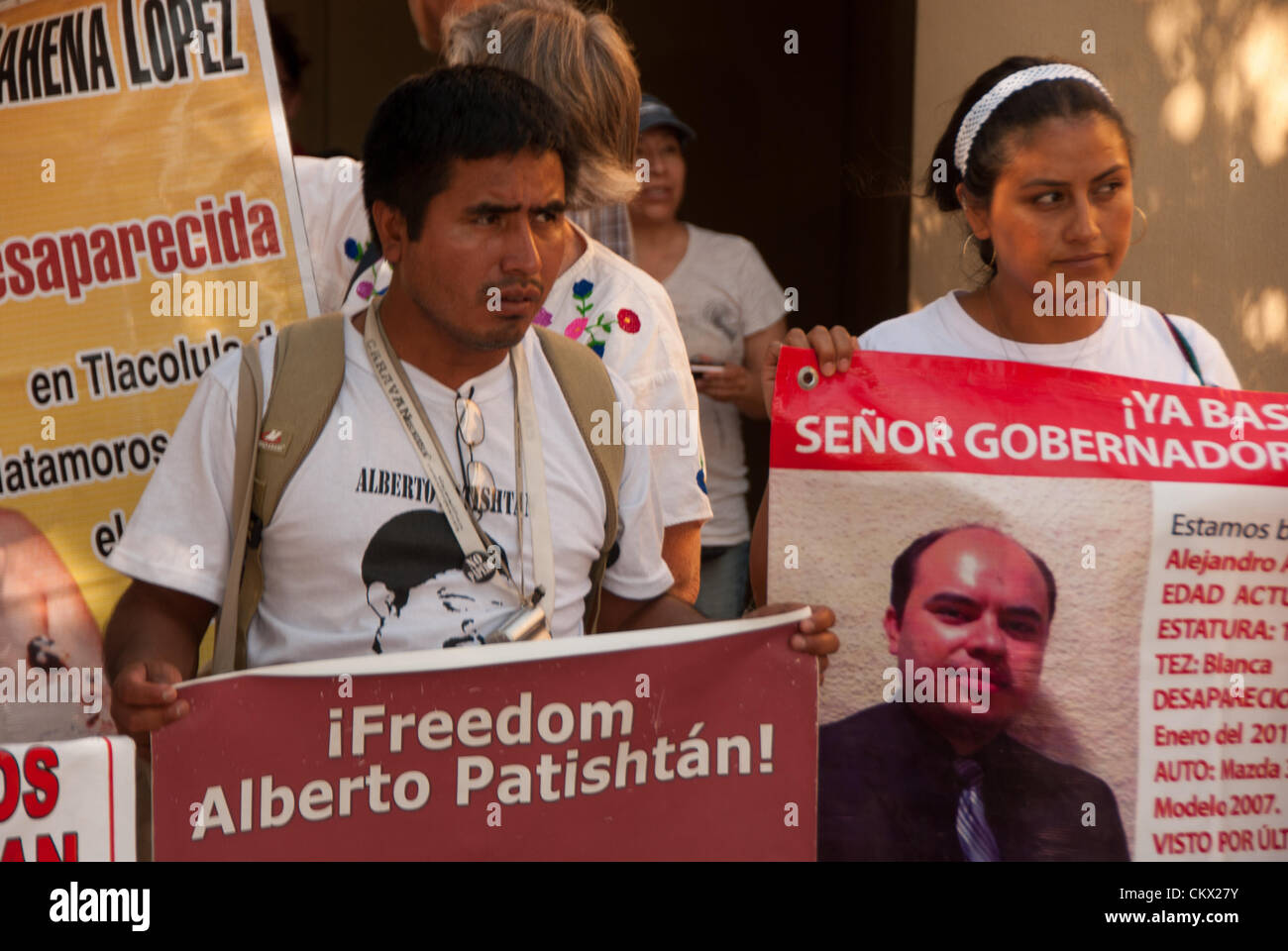 24. August 2012 San Antonio, Texas, USA - Mitglieder der Karawane für Frieden halten Plakate beschreiben ihre fehlenden lieben, die den Krieg gegen die Drogen Opfer haben. Stockfoto
