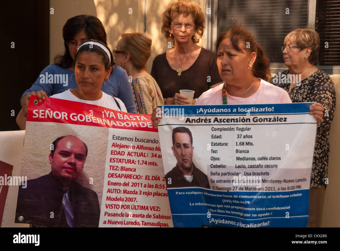 24. August 2012 San Antonio, Texas, USA - Mitglieder der Karawane für Frieden halten Plakate beschreiben ihre fehlenden lieben, die den Krieg gegen die Drogen Opfer haben. Stockfoto