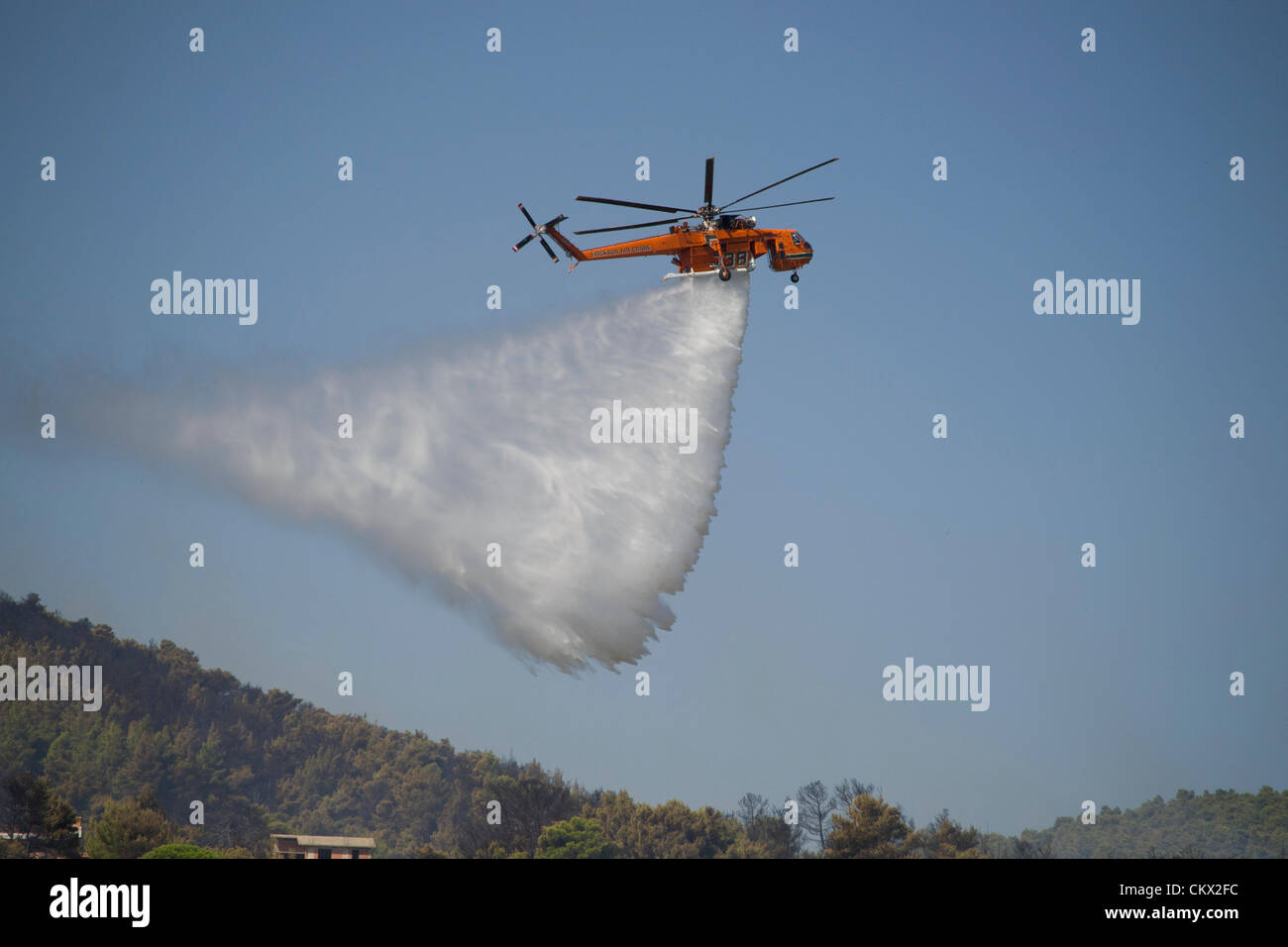 Erickson Air-Crane fallen Wasser auf Wildfire. Stockfoto