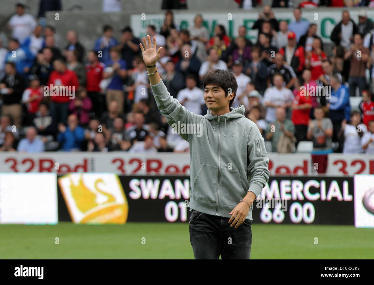 FAO Sport Bild Schreibtisch Bild: Ki Sung-Yueng der Neuzugang von Swansea grüßt Fans. Samstag, 25. August 2012 Re: Barclays Premier League Swansea City FC V West Ham im Liberty Stadium, Südwales. Stockfoto