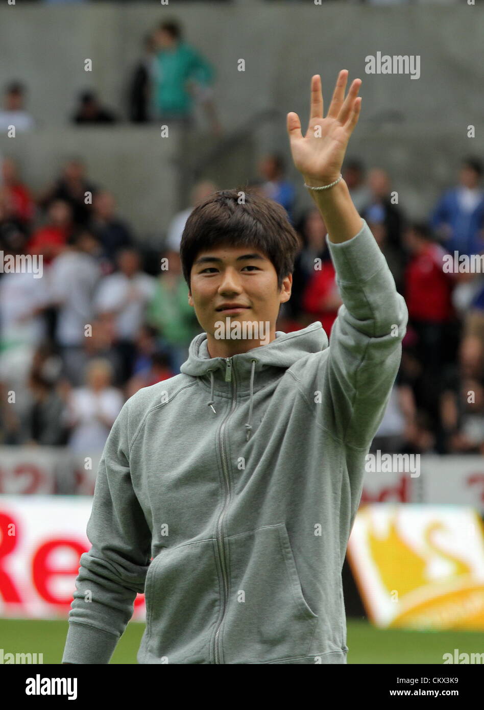 FAO Sport Bild Schreibtisch Bild: Ki Sung-Yueng der Neuzugang von Swansea grüßt Fans. Samstag, 25. August 2012 Re: Barclays Premier League Swansea City FC V West Ham im Liberty Stadium, Südwales. Stockfoto