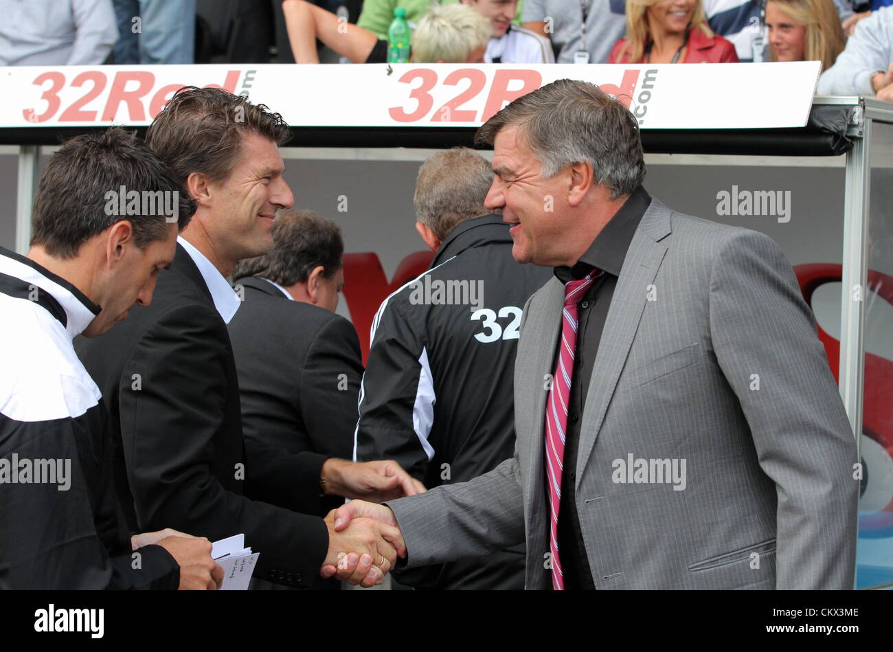 FAO-Sport-Bild-Schreibtisch im Bild L-r: Michael Laudrup Manager für Swansea grüßt Sam Allardyce Manager für West Ham United. Samstag, 25. August 2012 Re: Barclays Premier League Swansea City FC V West Ham im Liberty Stadium, Südwales. Stockfoto