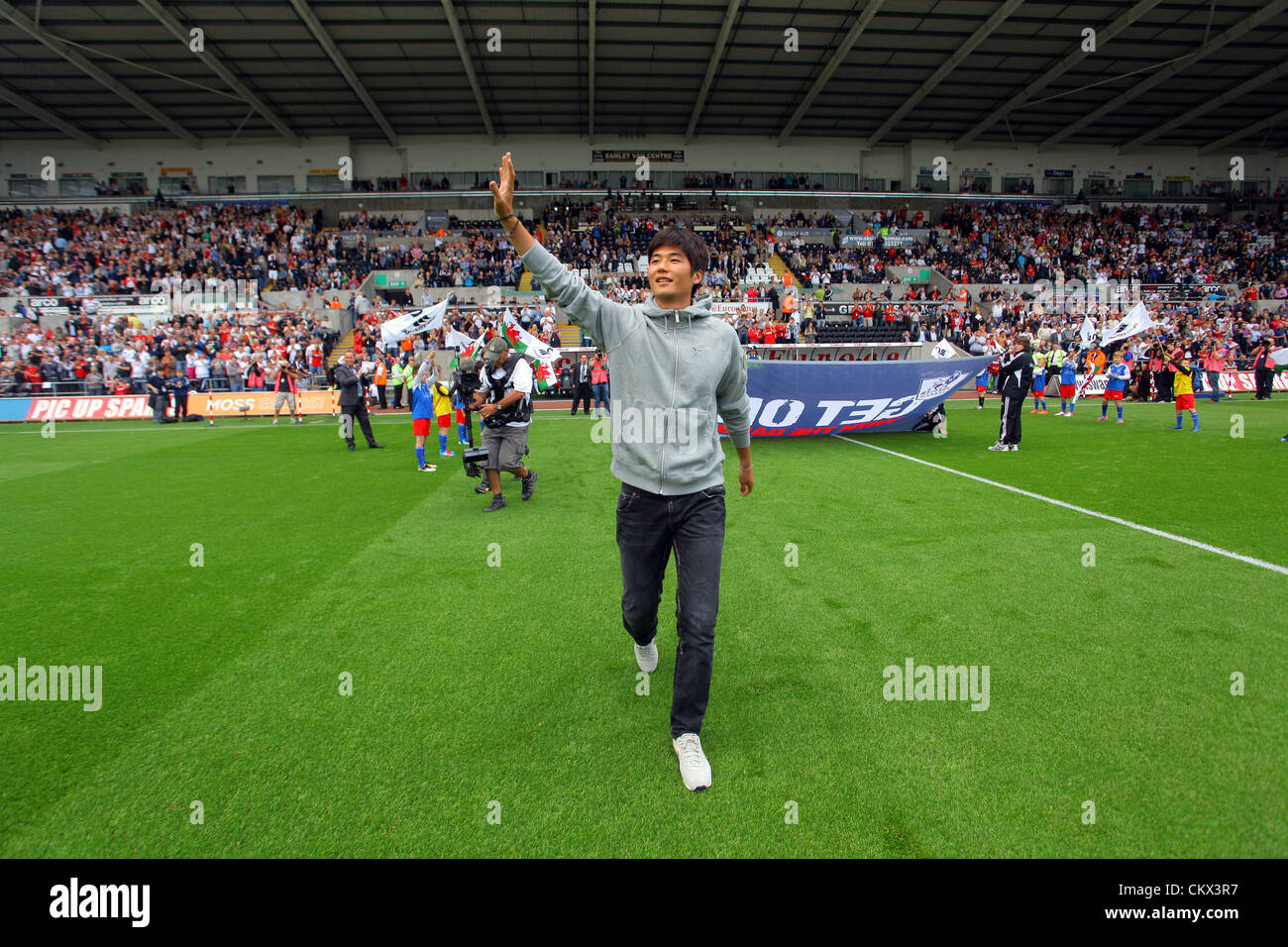 FAO Sport Bild Schreibtisch Bild: Ki Sung-Yueng der Neuzugang von Swansea grüßt Fans. Samstag, 25. August 2012 Re: Barclays Premier League Swansea City FC V West Ham im Liberty Stadium, Südwales. Stockfoto