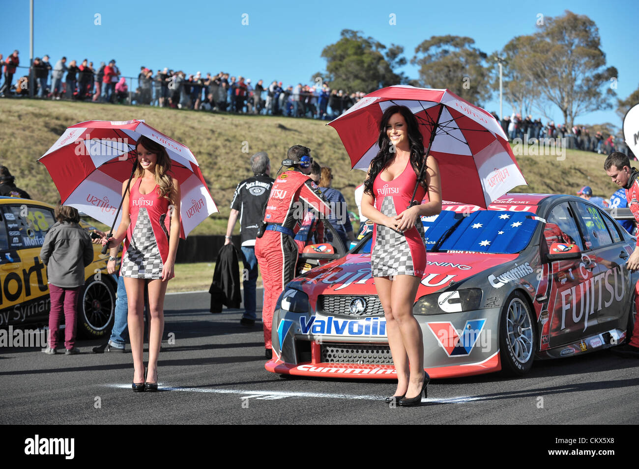 26. August 2012. Creek, Ostaustralien. Grid Girls vor der V8 Supercar Meisterschaft an der Sydney Motorsport Park, Australia Stockfoto