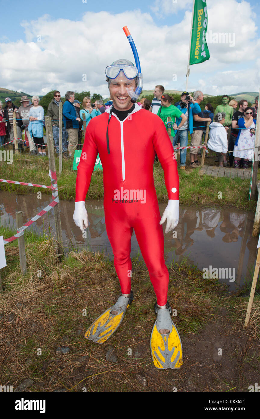 26. August 2012. Llanwrtyd Wells, UK. David Thomas 39, erneuerbare Energie-Berater Form Telford kam mit Freunden, Bog Schnorcheln zum ersten Mal zu versuchen. Die Weltmeisterschaft Bog Schnorcheln statt traditionell auf Bank Holiday Wochenende in wilden walisischen Landschaft an den Ausläufern des Camrian-Gebirges in der Nähe von der kleinsten Stadt in Großbritannien – Llanwrtyd Wells. Photo Credit: Graham M. Lawrence/Alamy Live-Nachrichten. Stockfoto