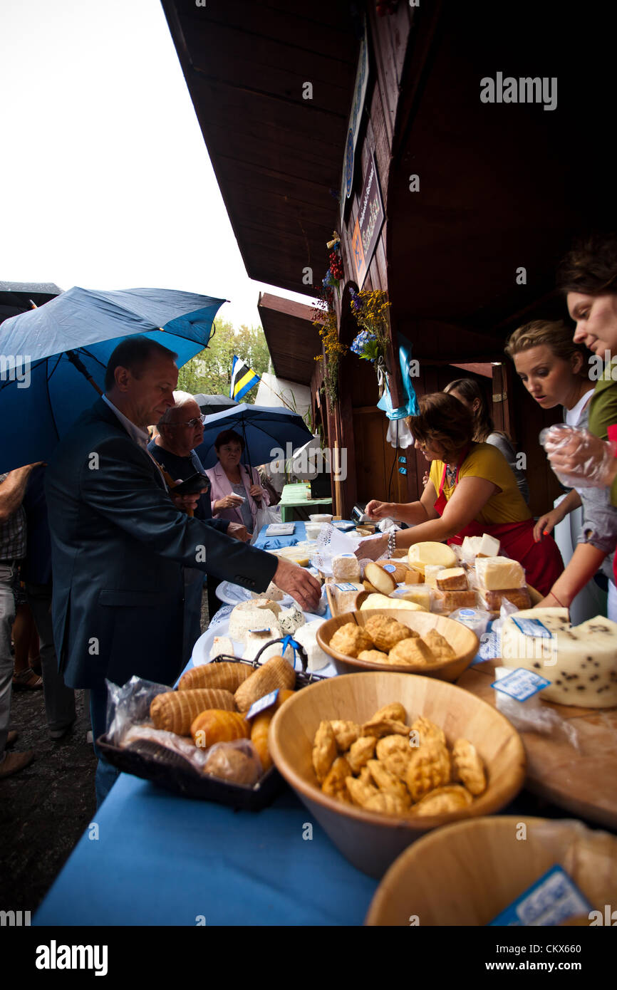 26. August 2012 Krakau / Polen - Marktstand während jährliche traditionelle polnische Speisen Festivals. Gezeigt, dass Oscypek einen geräucherten Käse hergestellt von gesalzener Schafsmilch ausschließlich in der hohen Tatra-Region Polens ist. Stockfoto