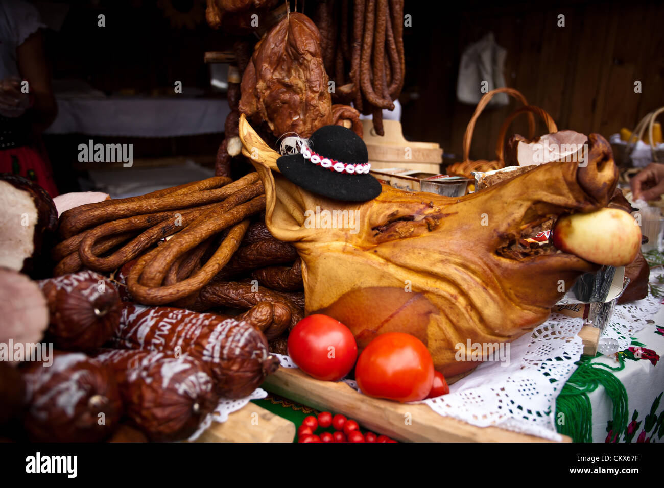 26. August 2012 Krakau / Polen - Marktstand mit Wurst und Fleisch während der jährliche traditionelle polnische Speisen Festival. Stockfoto