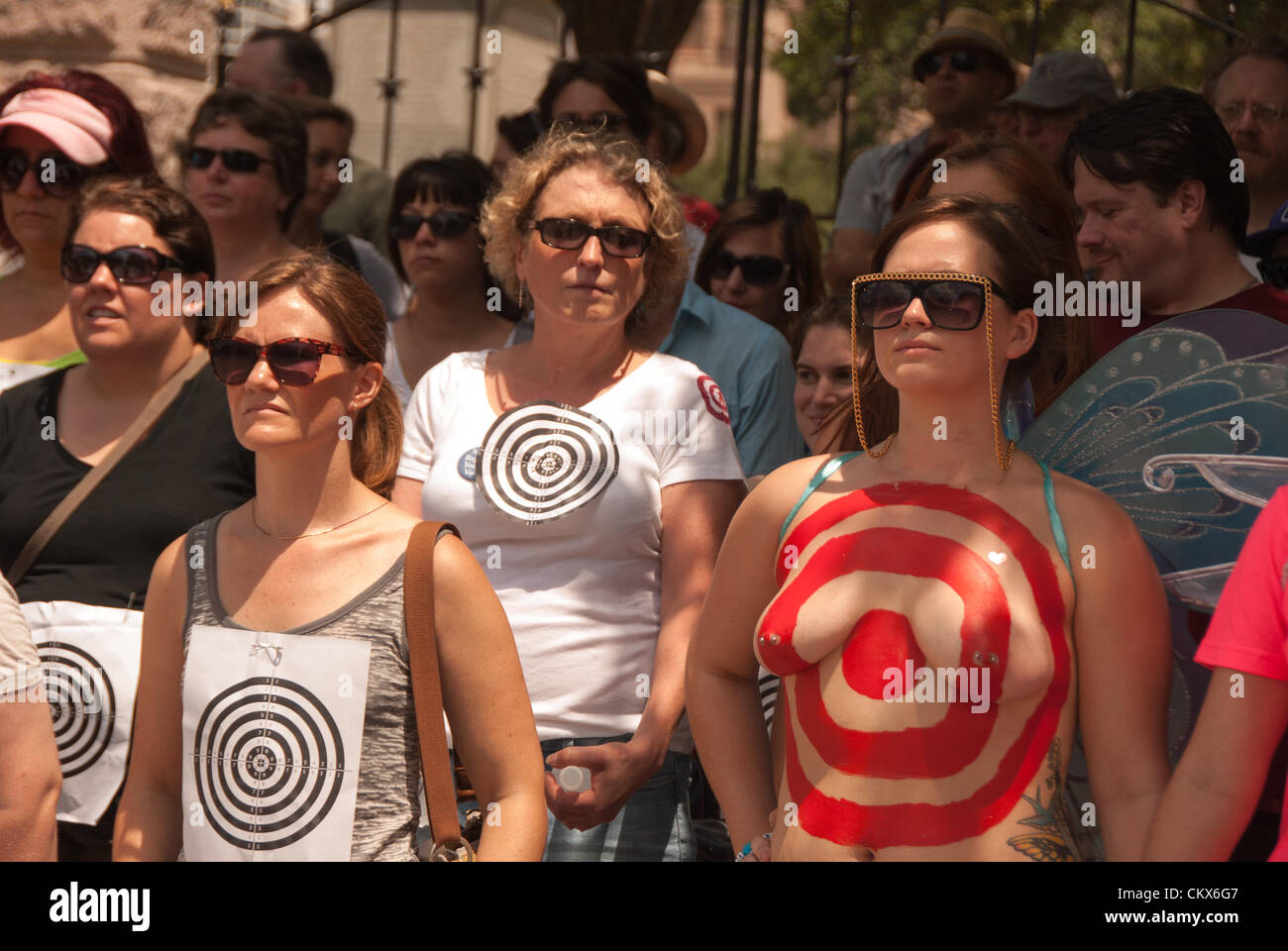 25 August 2012 Austin, Texas, USA - Frauen nehmen in der Stille "Krieg gegen Frauen"-Rallye in Austin. Frauen trugen Ziele auf ihren Körpern zu Protesten Kürzungen im IPPF sowie Entscheidungen, die von Männern über Frauen und ihre Körper. Stockfoto