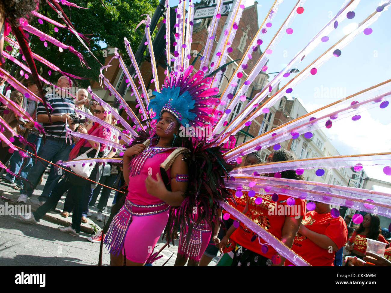 26. August 2012, Sonntag, Nottinghill Carnival Nottinghill Gate, London, UK - 12.01 H schweben Prozession - junge Tänzer in rosa Parade hinunter Ladbroke Grove. Bildnachweis: Miguel Sobreira / Alamy Live News Stockfoto