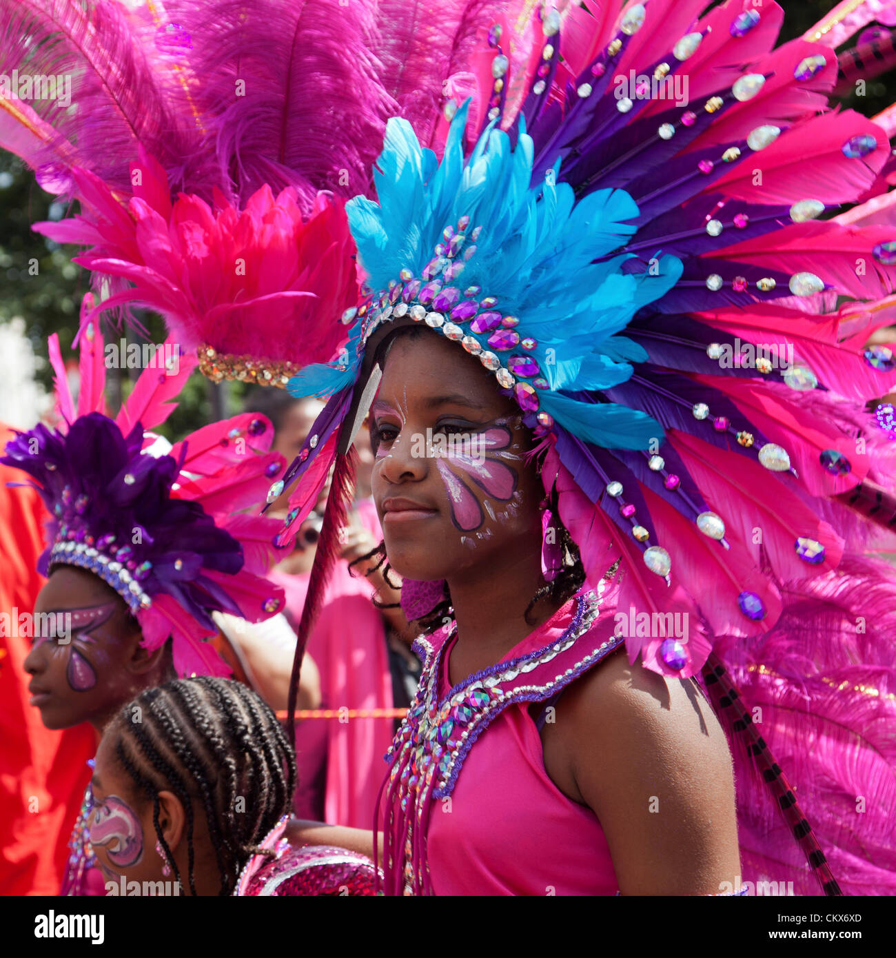 26. August 2012, Sonntag, Nottinghill Carnival Nottinghill Gate, London, UK - 12.03 H schweben Prozession - junge Teilnehmer in Tracht im Rahmen der Parade nach unten Ladbroke Grove. Bildnachweis: Miguel Sobreira / Alamy Live News Stockfoto