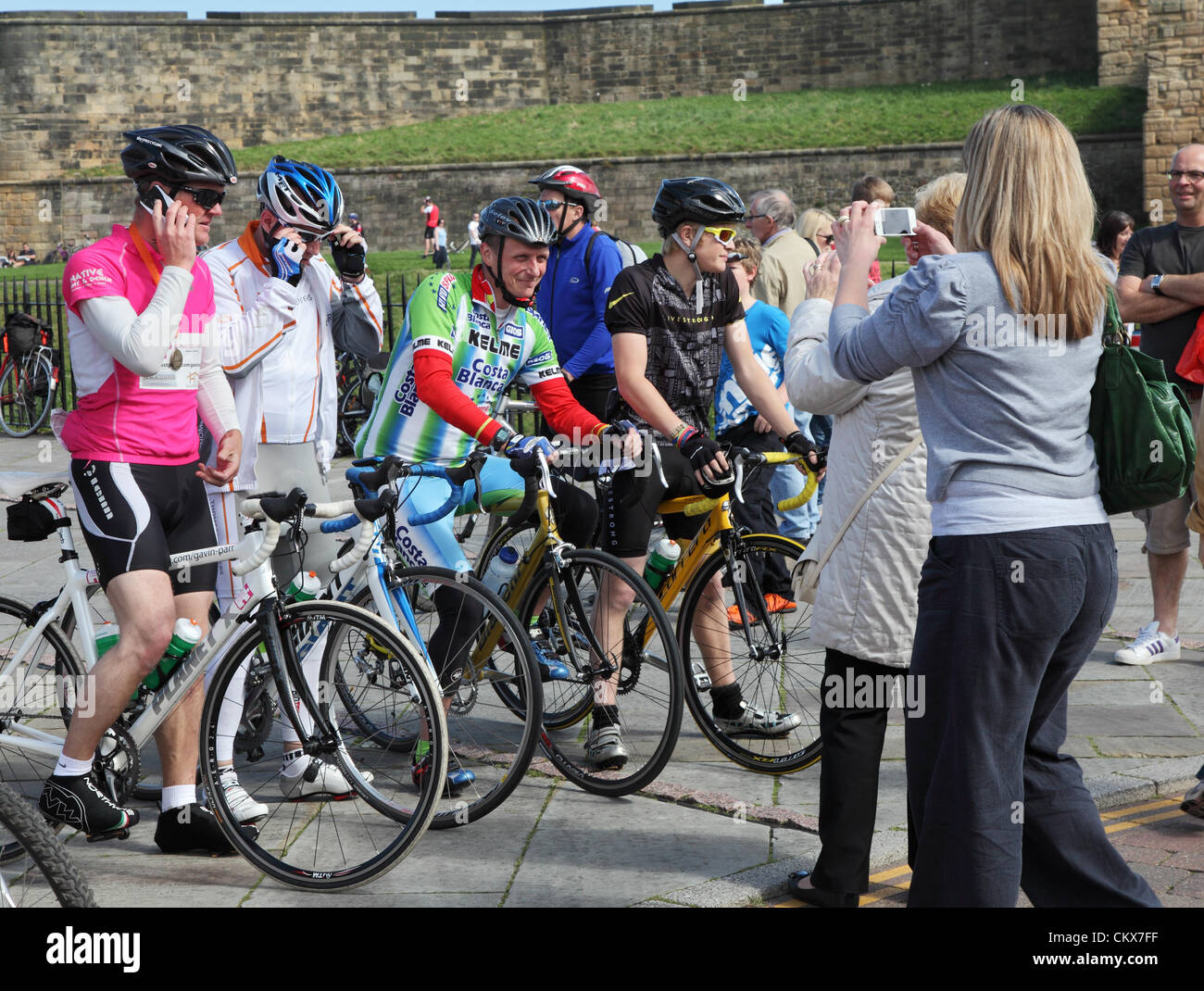 Großer Radtour Norden zugunsten der Kindheit Krebs Charity Chris Lucas Trust. Gruppe der Finisher-Pose für Fotos in Tynemouth. Stockfoto