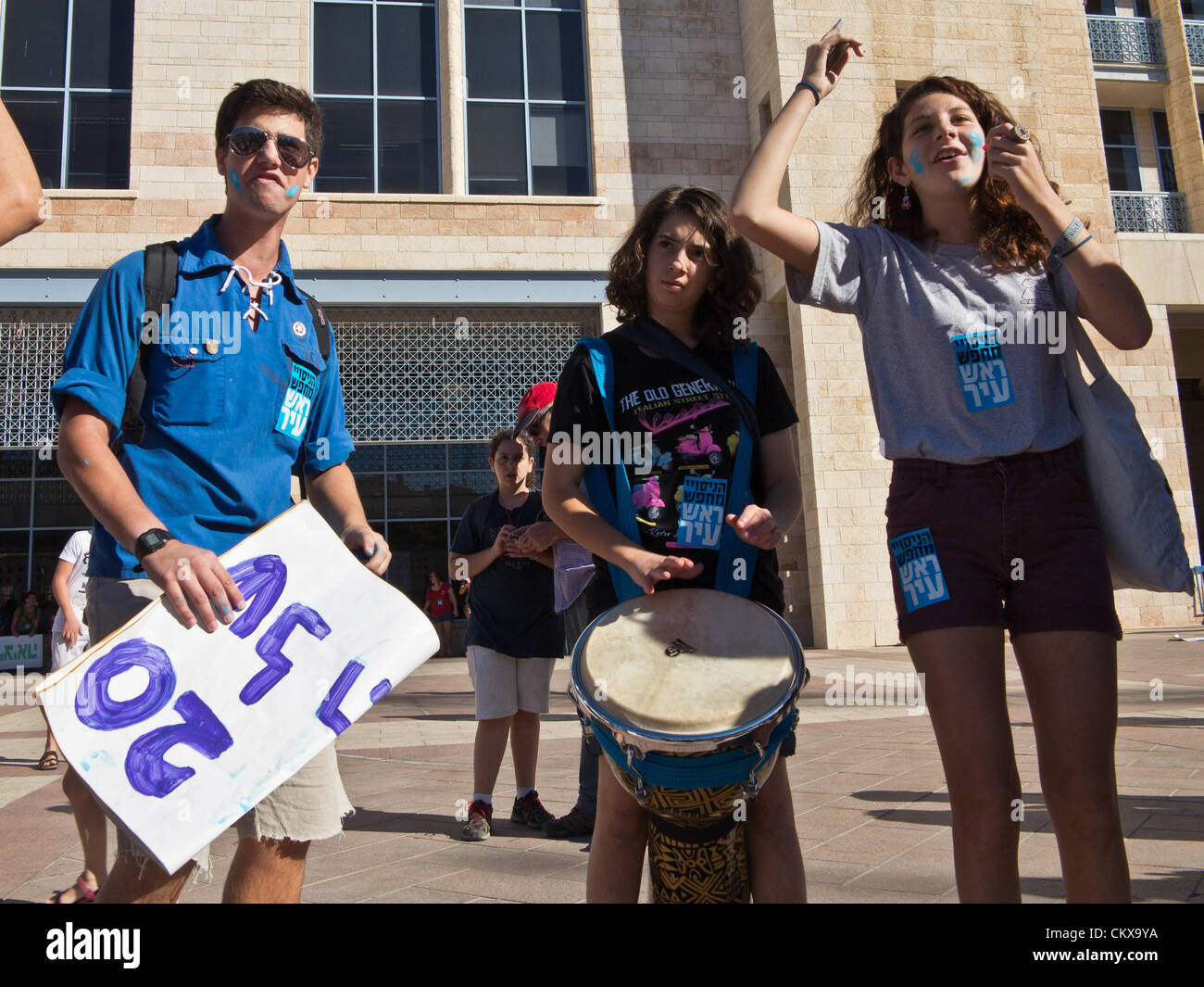 27. August 2012. Junge Demonstranten am Rathaus in Safra Square demonstrieren gegen die Vernachlässigung ihrer Schule am ersten Tag des laufenden Schuljahres. Jerusalem, Israel. 27. August 2012.  Lehrer und Eltern der Experimental-Schule in Jerusalem gewähren jungen Studenten eine Lektion in Demokratie und das Recht zu protestieren am ersten Tag der Schule am Rathaus demonstrieren gegen jahrelange angeblichen Vernachlässigung von Struktur und Einrichtungen. Stockfoto