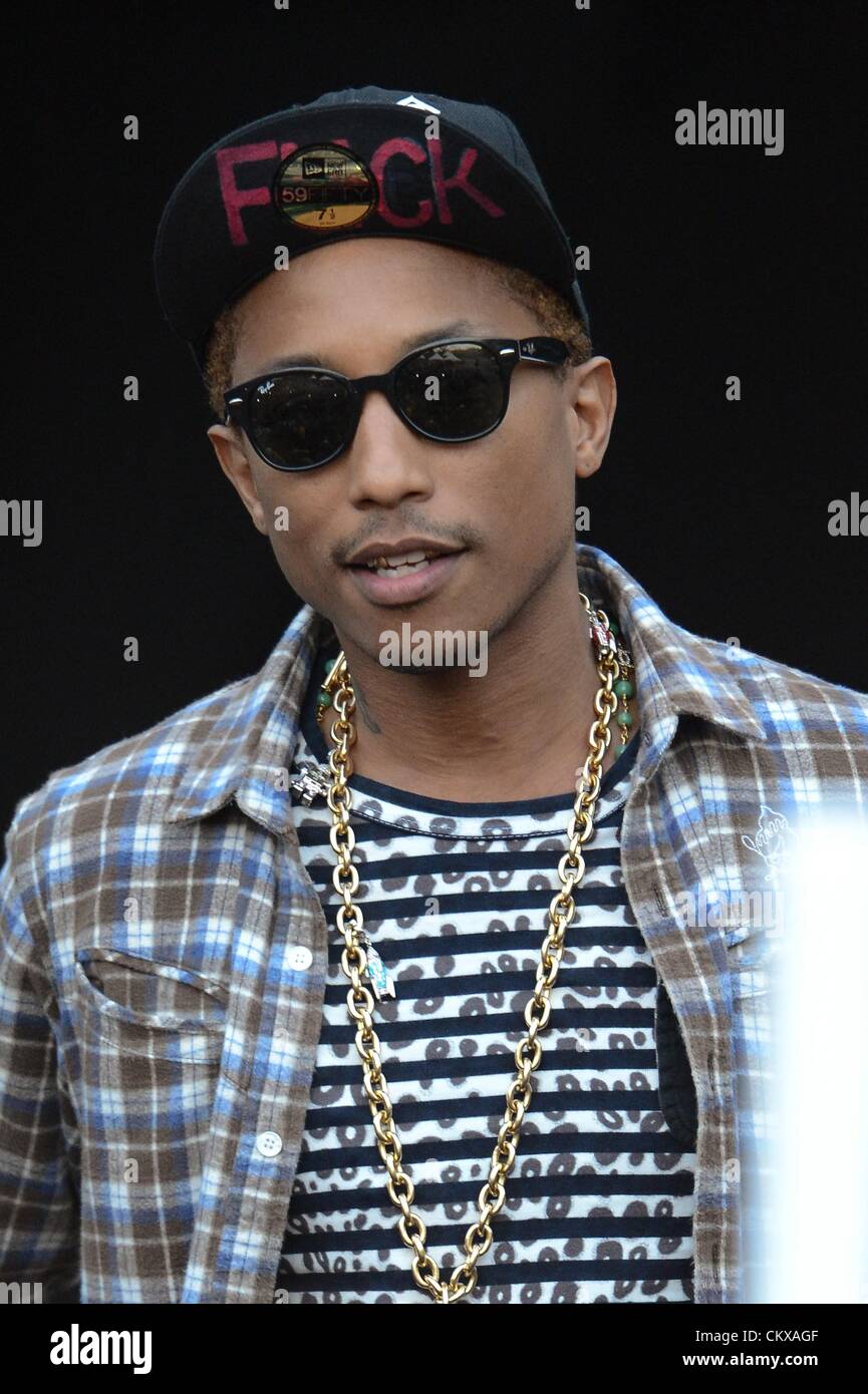 26. August 2012. Pharrell Williams in Anwesenheit für Janelle Monae im AFRO-PUNK-FESTIVAL, Commodore Barry Park, Brooklyn, NY 26. August 2012. Foto von: Ray Tamarra/Everett Collection/Alamy Live-Nachrichten Stockfoto