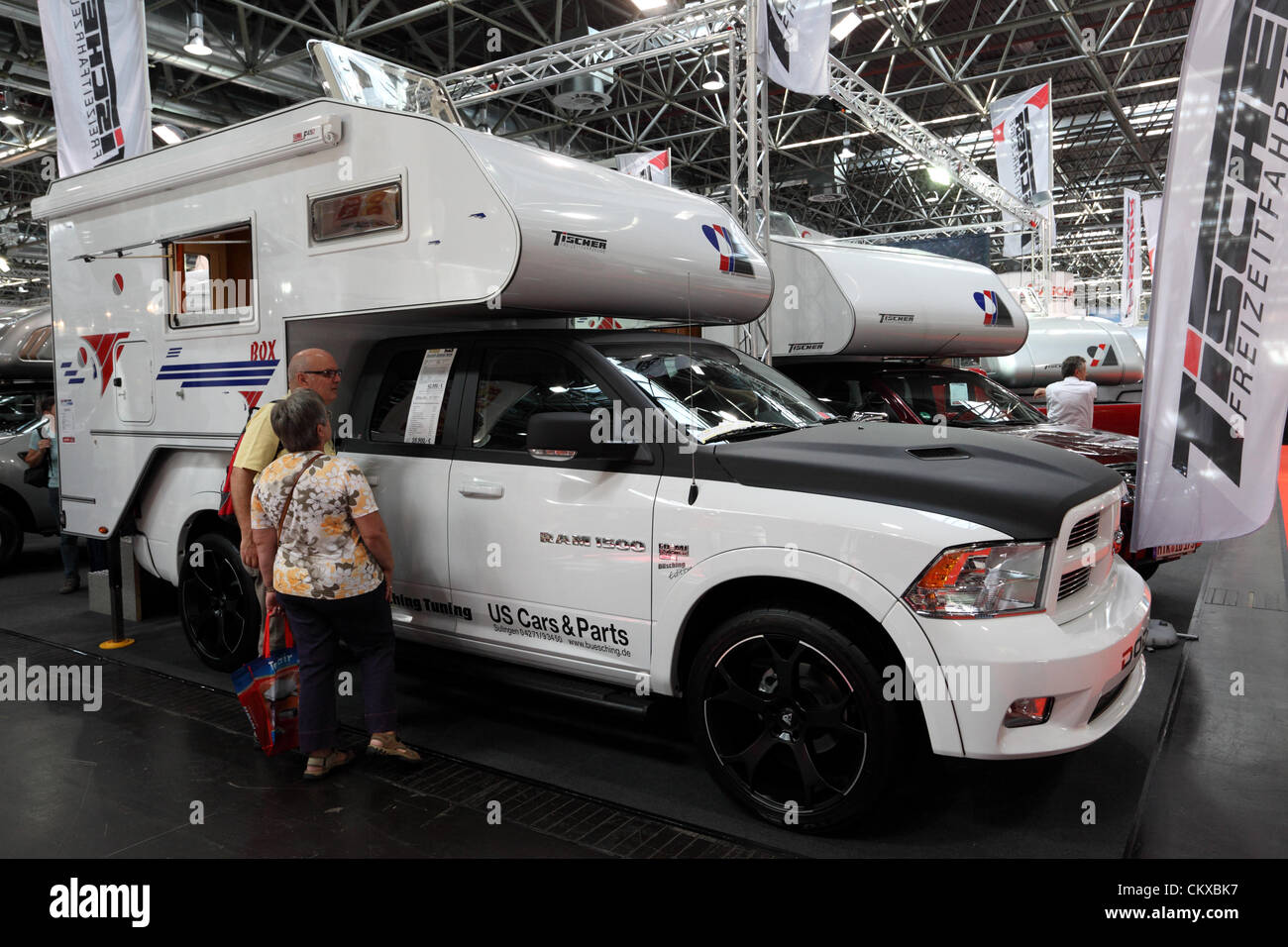 Düsseldorf - AUGUST 27: Dodge Ram mit einem Camper Tischer auf der Messe Caravan Salon 2012 am 27. August 2012 in Düsseldorf, Deutschland Stockfoto
