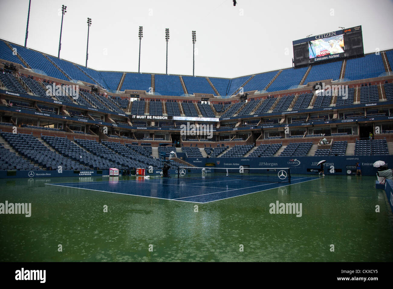 27. August 2012, verzögern, New York, NY, Tag eins, 2012 uns Open Tennis-Arthur Ashe Stadium bei Regen. Stockfoto