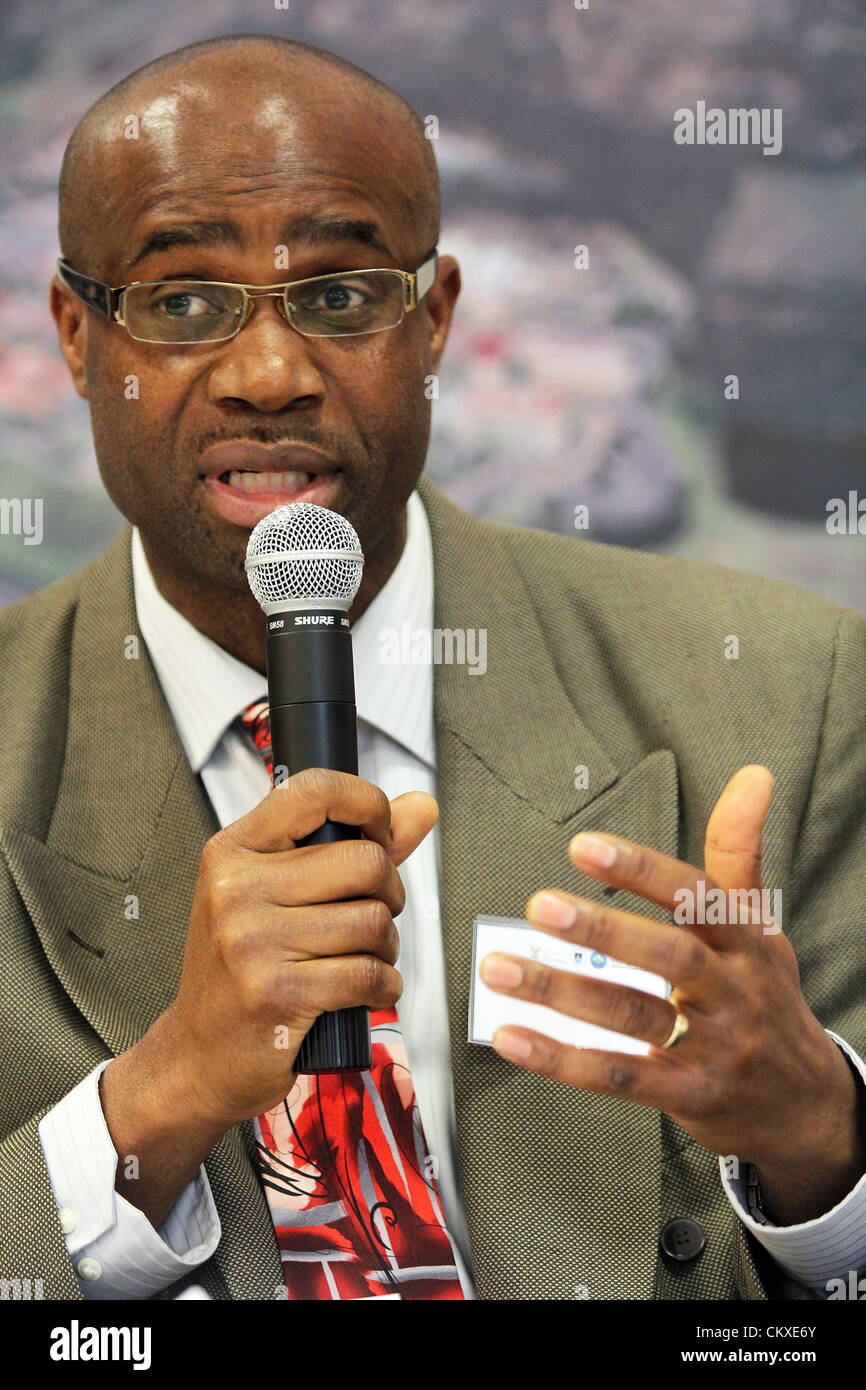 28. August 2012. Cape Town, Südafrika. Professor Kelly Chibale aus dem Drug Discovery and Development Centre Professor Kelly Chibale während der Bekanntgabe der Entdeckung einer Einzeldosis-Heilung für Malaria. Klinische Studien für neue Medikamente sollen Ende 2013 stattfinden. (Foto von Gallo Images / Foto24 / Danielle Karallis/Alamy Live News) Stockfoto