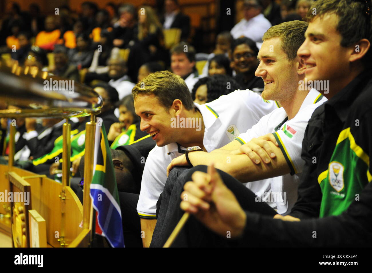 28. August 2012. Cape Town, Südafrika. Olympische Medaillengewinner Chad le Clos und Cameron van der Burgh im Parlament in Kapstadt, Südafrika. Minister für Sport und Erholung Fikile Mbalula gratulierte der Olympioniken auf ihre Leistungen während der Spiele in London. (Foto von Gallo Images / Foto24 / Michael Hammond) Stockfoto