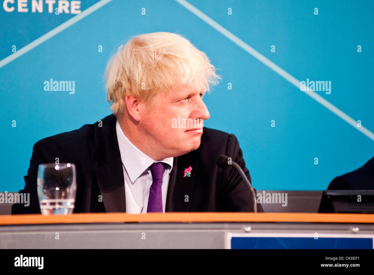 London, UK - 28. August 2012: Boris Johnson, Bürgermeister von London, während der Pressekonferenz "Sicherheit und Transport Bereitschaft für die Paralympics" im Media Center London. Stockfoto