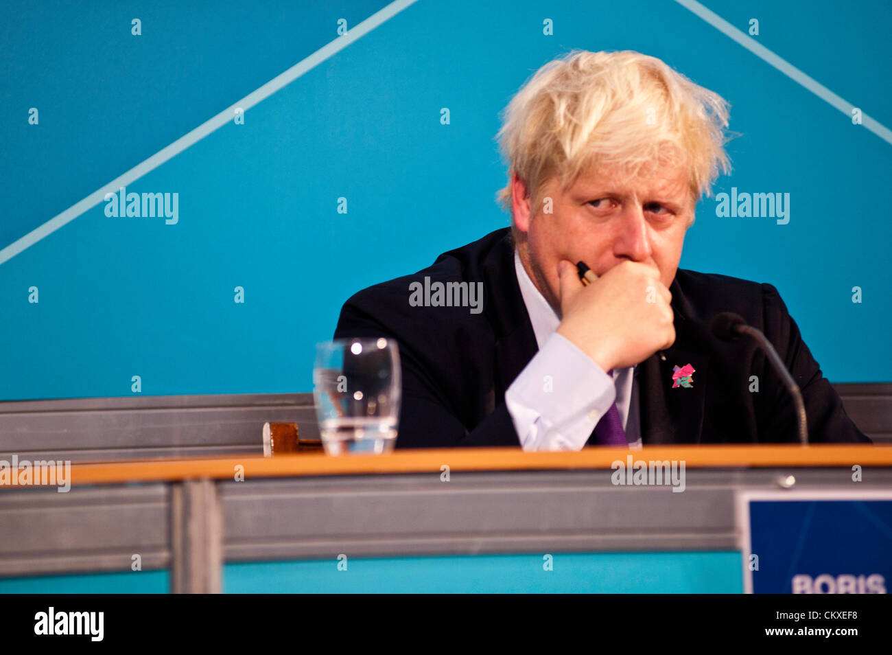 London, UK - 28. August 2012: Boris Johnson, Bürgermeister von London, während der Pressekonferenz "Sicherheit und Transport Bereitschaft für die Paralympics" im Media Center London. Stockfoto