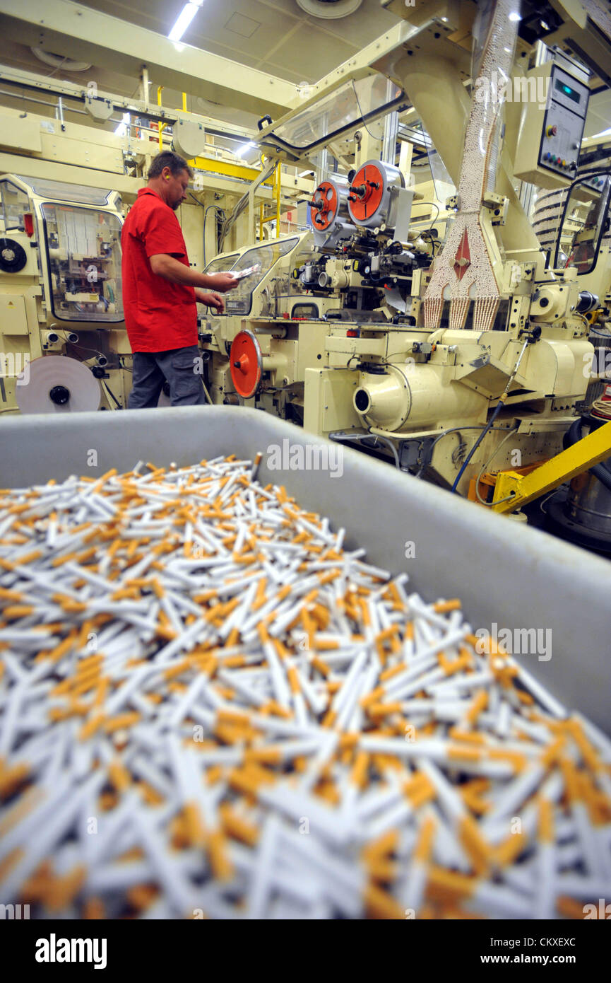 Produktionslinie für die Philip Morris CR-Anlage in Kutna Hora, Tschechien am 28. August 2012. (CTK Foto/Josef Vostarek) Stockfoto