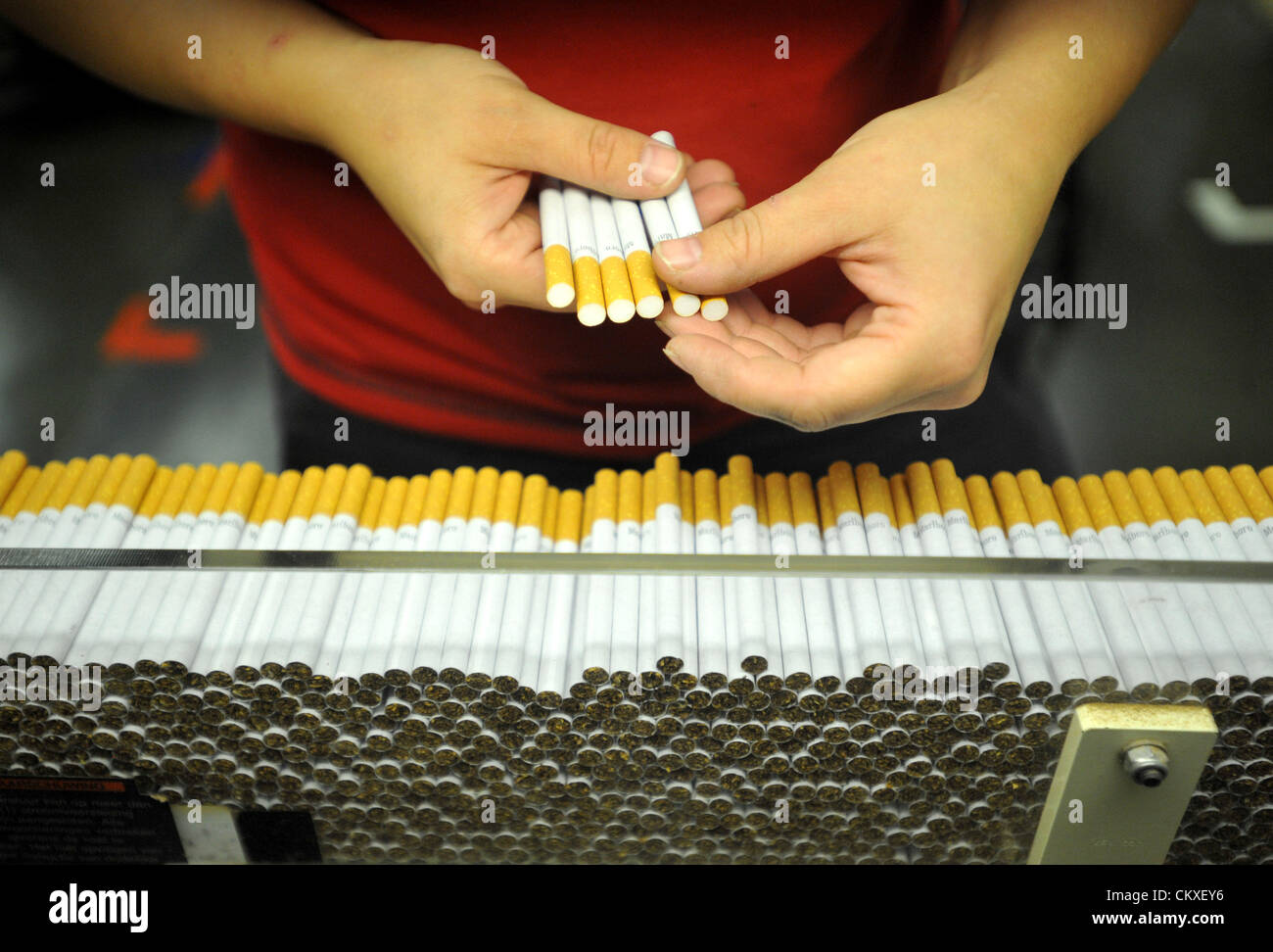 Produktionslinie für die Philip Morris CR-Anlage in Kutna Hora, Tschechien am 28. August 2012. (CTK Foto/Josef Vostarek) Stockfoto