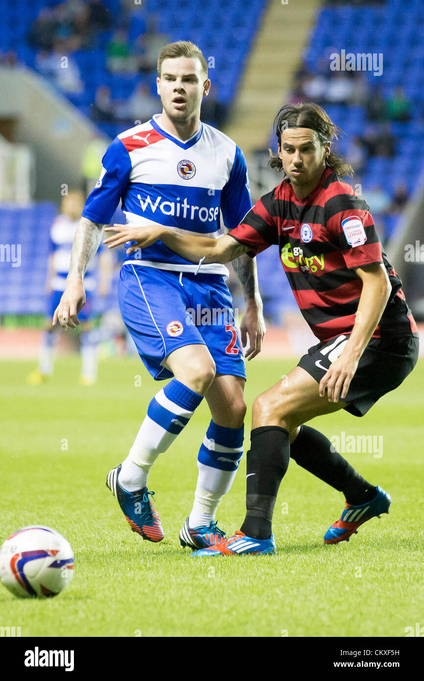 Reading, UK. 28. August 2012. Danny Guthrie und George Boyd in Aktion während Captial One Cup zweite Runde Unentschieden zwischen lesen und Peterborough aus dem Madejski-Stadion. Bildnachweis: Aktion Plus Sportbilder / Alamy Live News Stockfoto