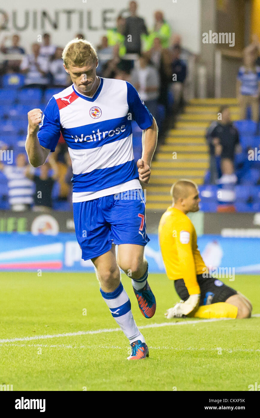 Reading, UK. 28. August 2012. Pavel Pogrebnyak feiert Ziel während der Captial One Cup zweite Runde Unentschieden zwischen lesen und Peterborough aus dem Madejski-Stadion. Bildnachweis: Aktion Plus Sportbilder / Alamy Live News Stockfoto