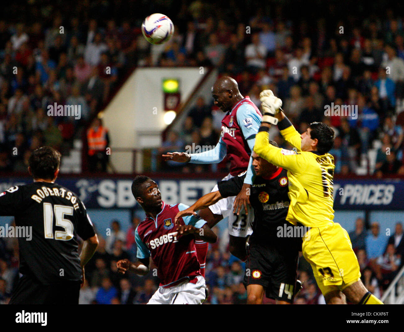 28.08.12 London, ENGLAND: Alan Martin von Crewe Alexandra und Alou Diarra von West Ham United in der Hauptstadt ein Cup zweite Runde match zwischen West Ham United und Crewe Alexandra im Boleyn Ground, Upton Park. Stockfoto