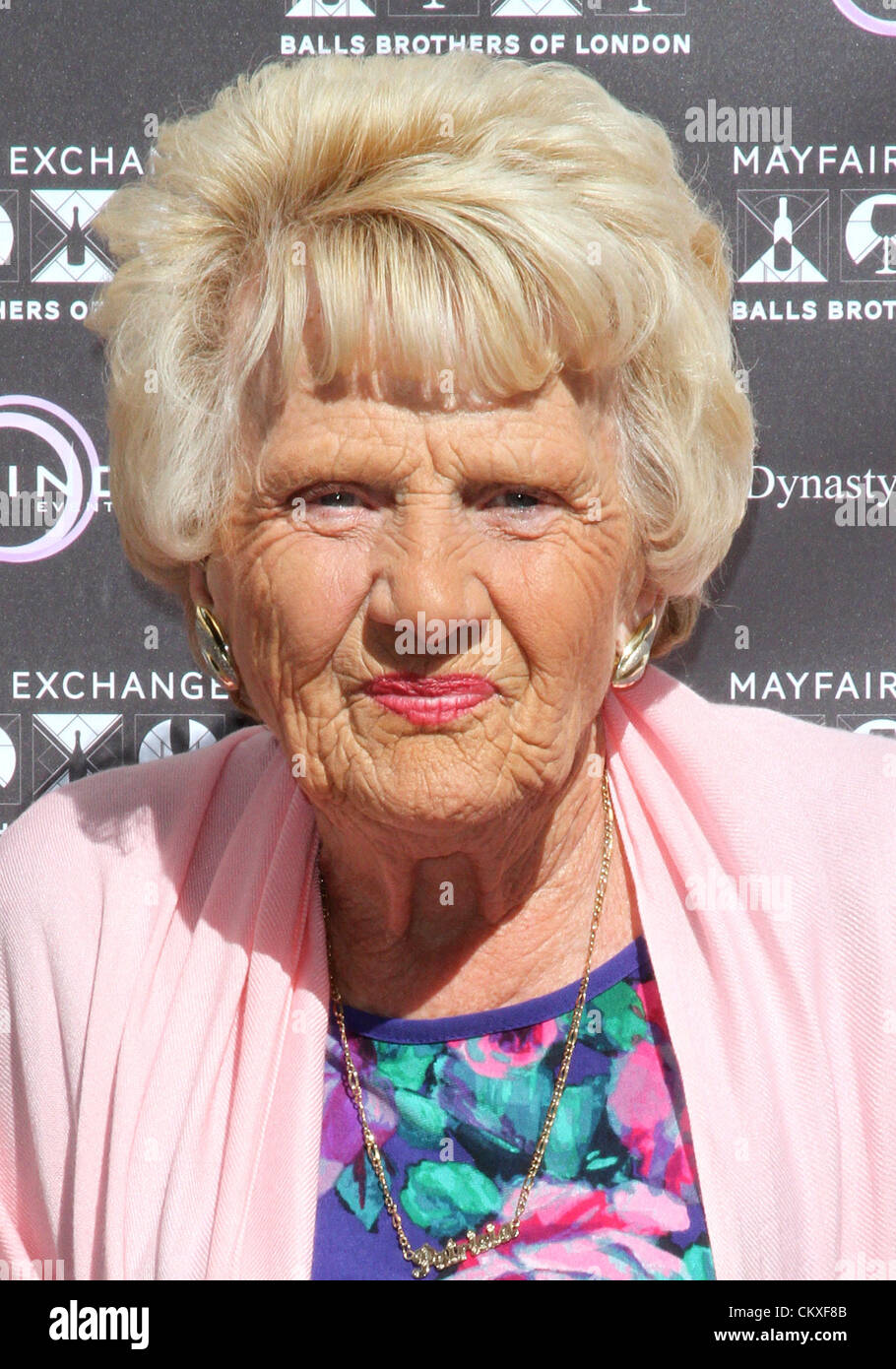 Mayfair Exchange, London, UK. 28. August 2012. GEISSENS Sterne Nanny Pat - aka Patricia Brooker - startet ihr neues Buch "Penny Süßigkeiten und gepflasterten Straßen: meine Kindheit in East End'. Bildnachweis: KEITH MAYHEW / Alamy Live News Stockfoto