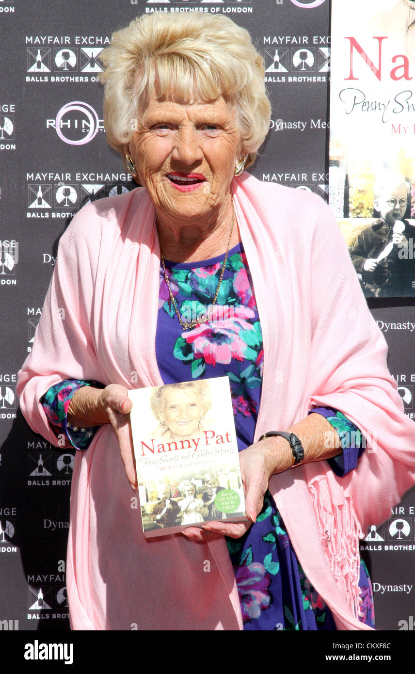 Mayfair Exchange, London, UK. 28. August 2012. GEISSENS Sterne Nanny Pat - aka Patricia Brooker - startet ihr neues Buch "Penny Süßigkeiten und gepflasterten Straßen: meine Kindheit in East End'. Bildnachweis: KEITH MAYHEW / Alamy Live News Stockfoto